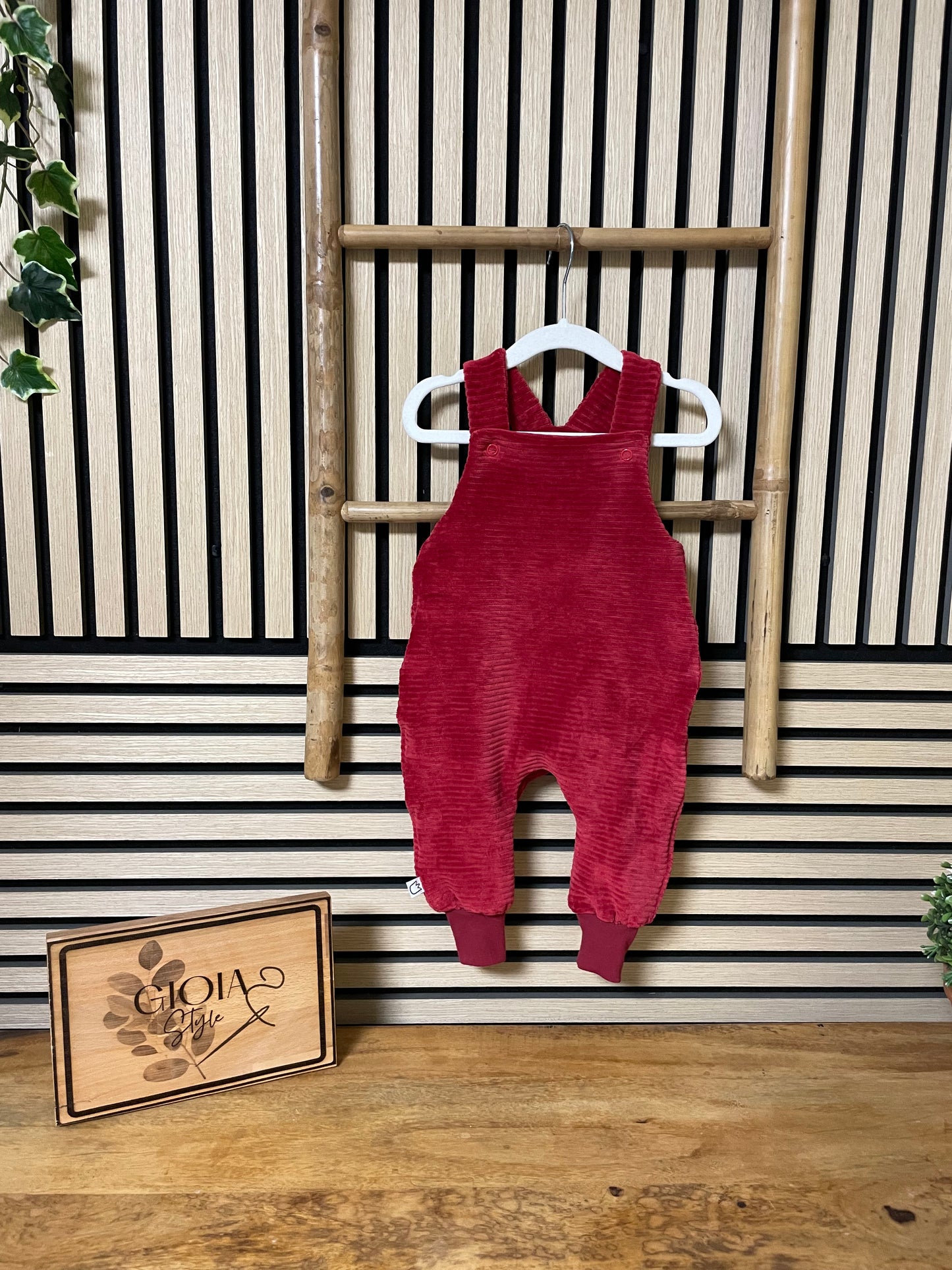 Größe: 68/74 Latzhose Cordjersey "ROT"