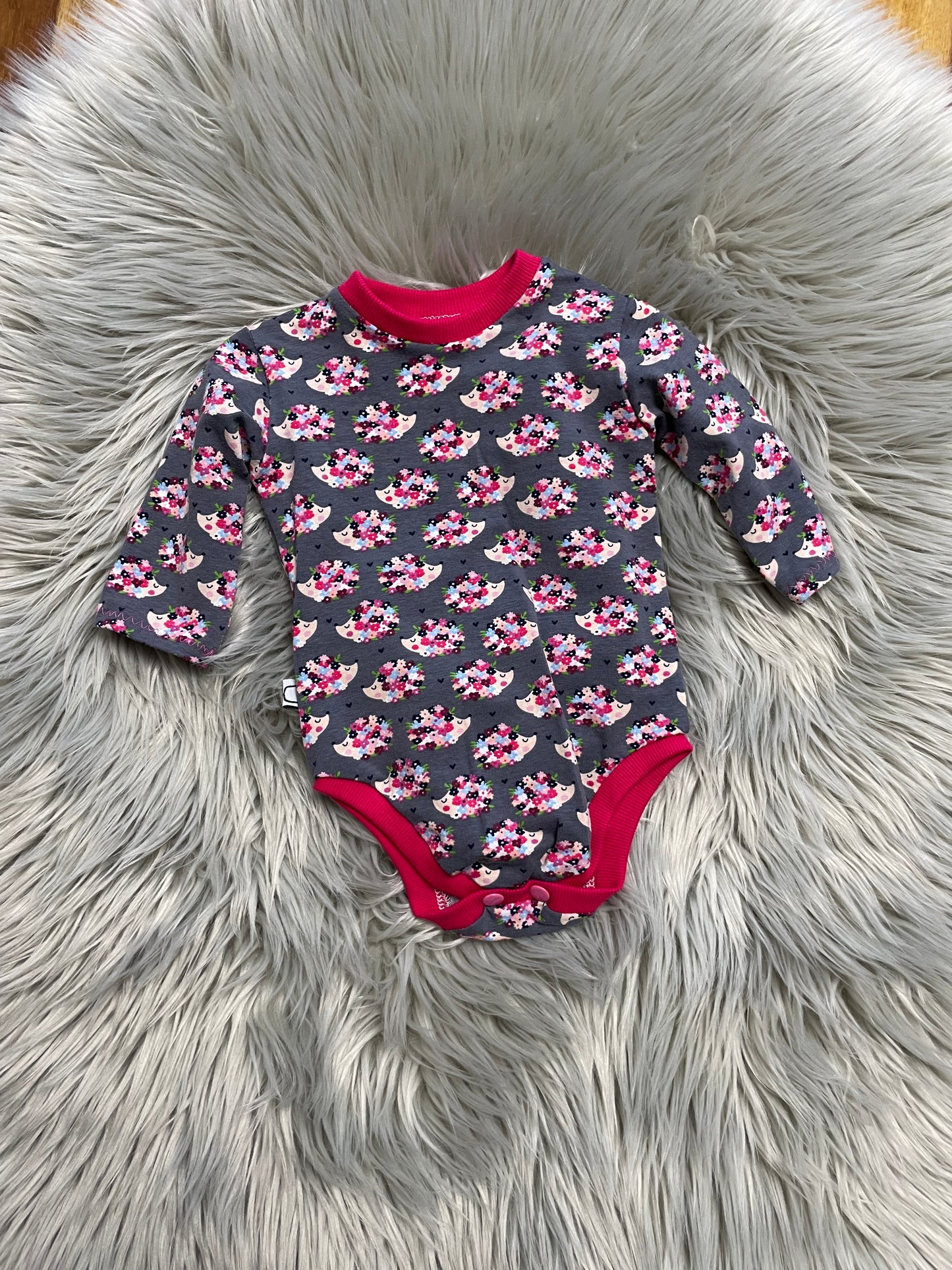 Größe: 50/56 Body "Igel Floral"