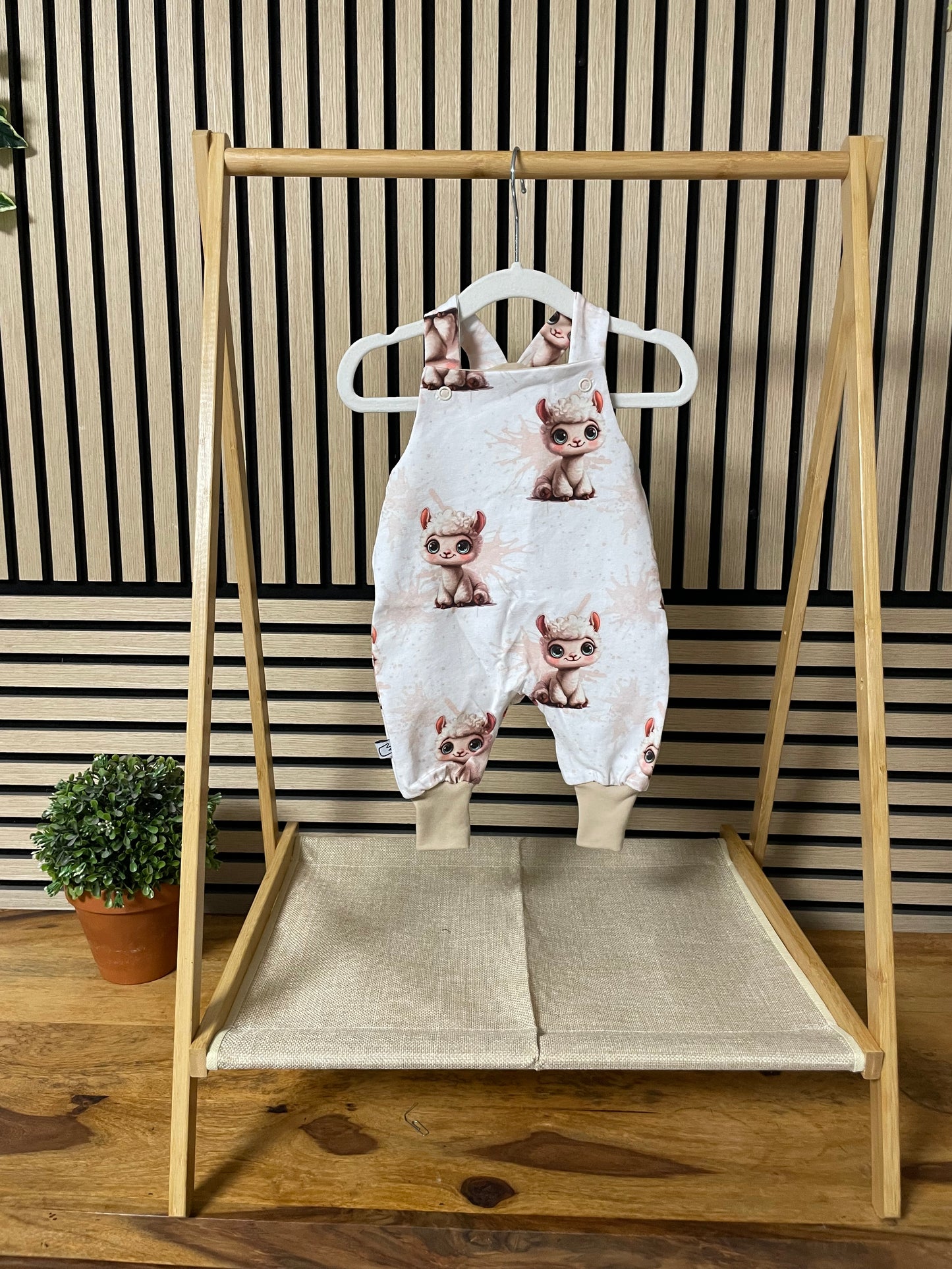 Größe: 56/62 Latzhose "Schaf"