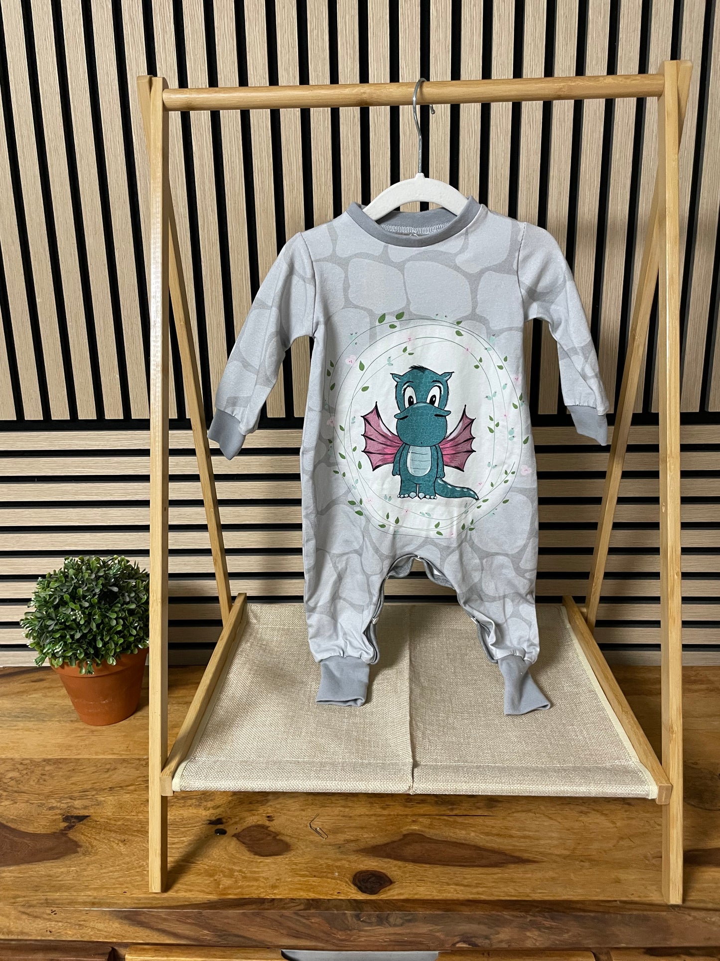 Größe: 62/68 Schlafanzug Drache