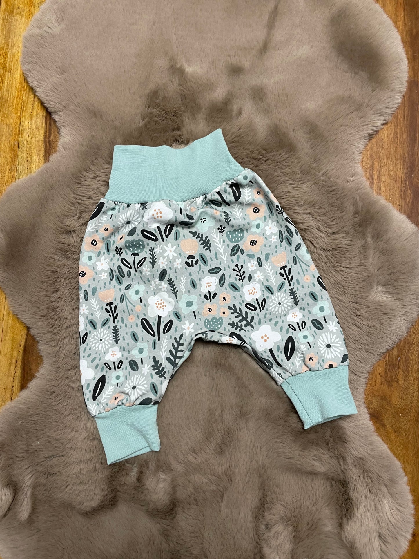 Größe: 62/68 Pumphose "Blumenwiese"