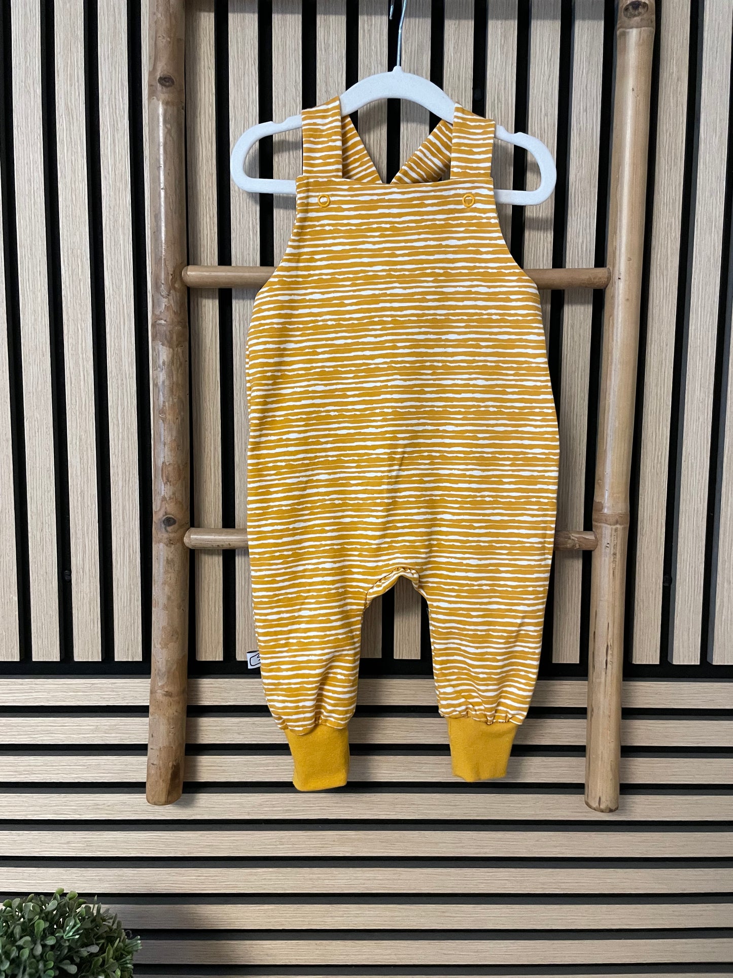 Größe: 86/92 Latzhose "gestreift"