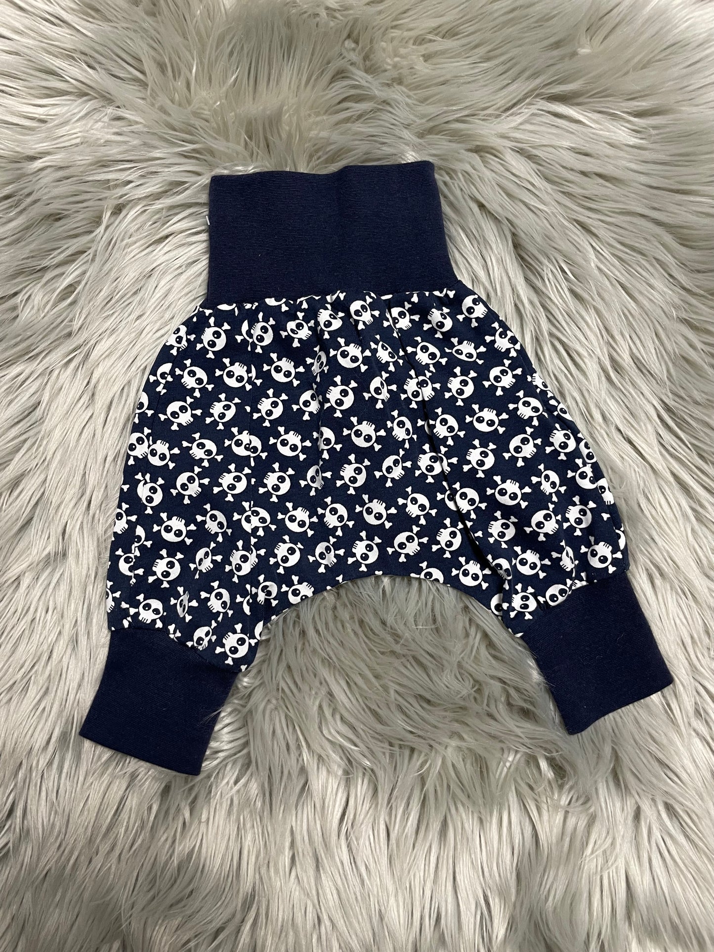 Größe: 56/62 Pumphose "Totenkopf"