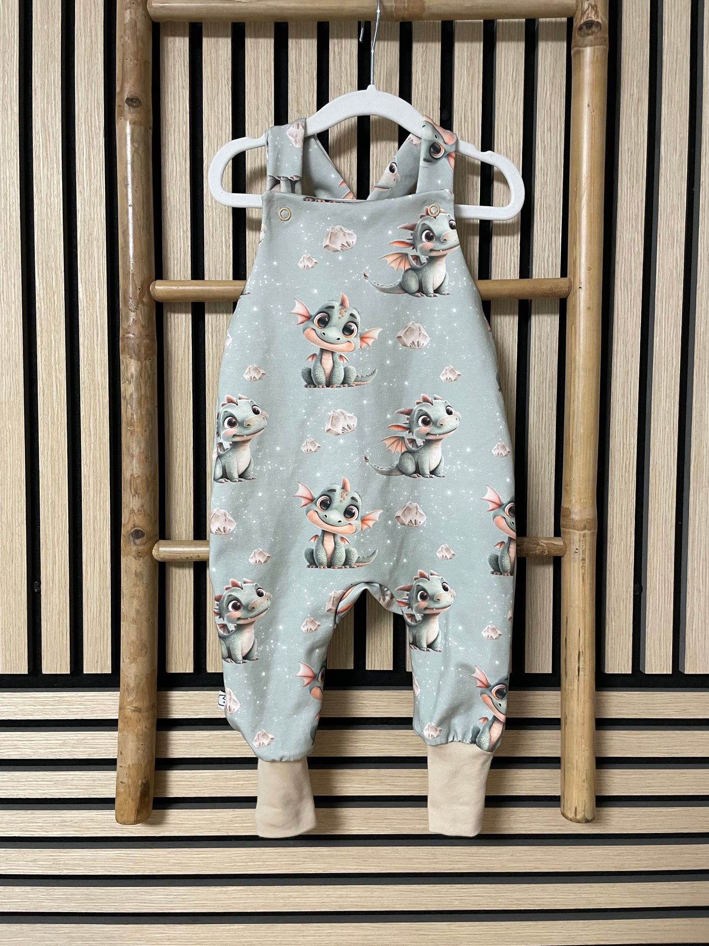 Größe: 80/86 Latzhose Drache