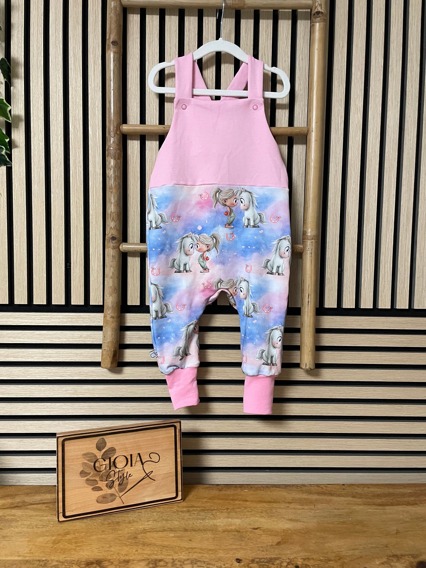 Größe: 92/98 Latzhose