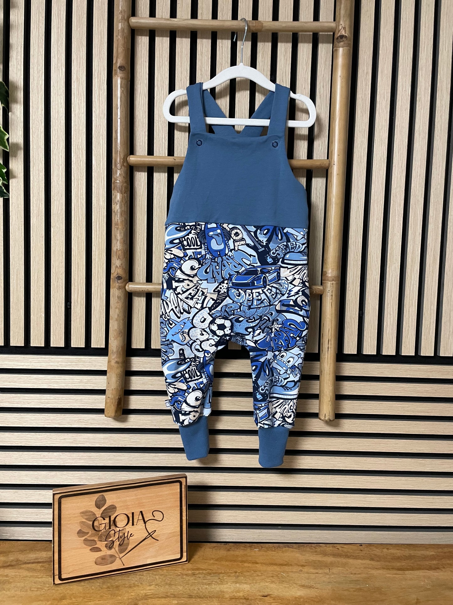 Größe: 92/98 Grafitti Blau