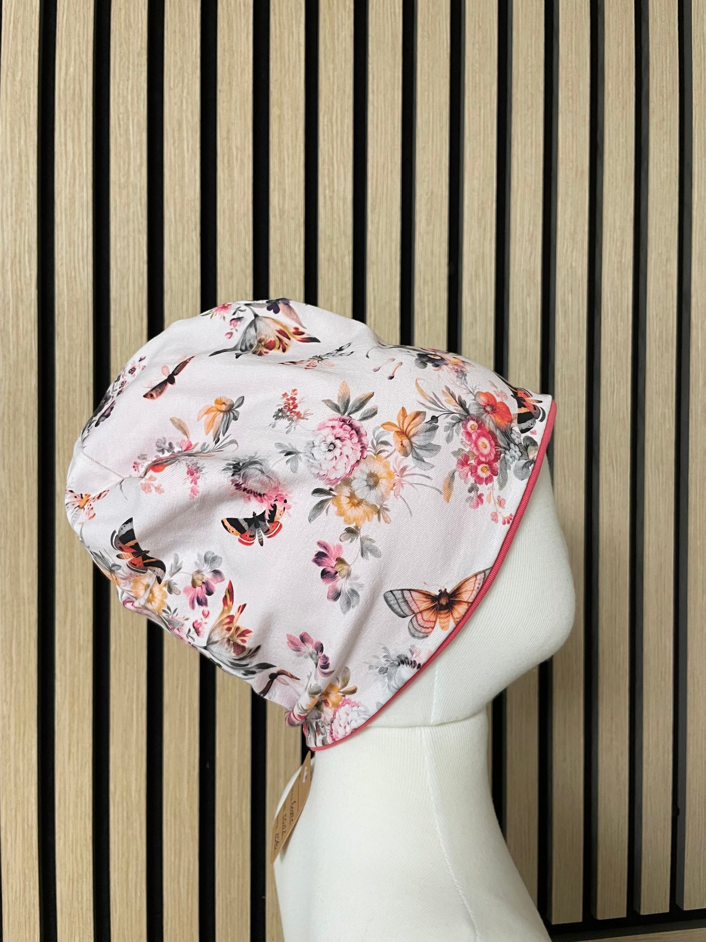 Größe: 50/52 Beanie "Floral mit Schmetterling"