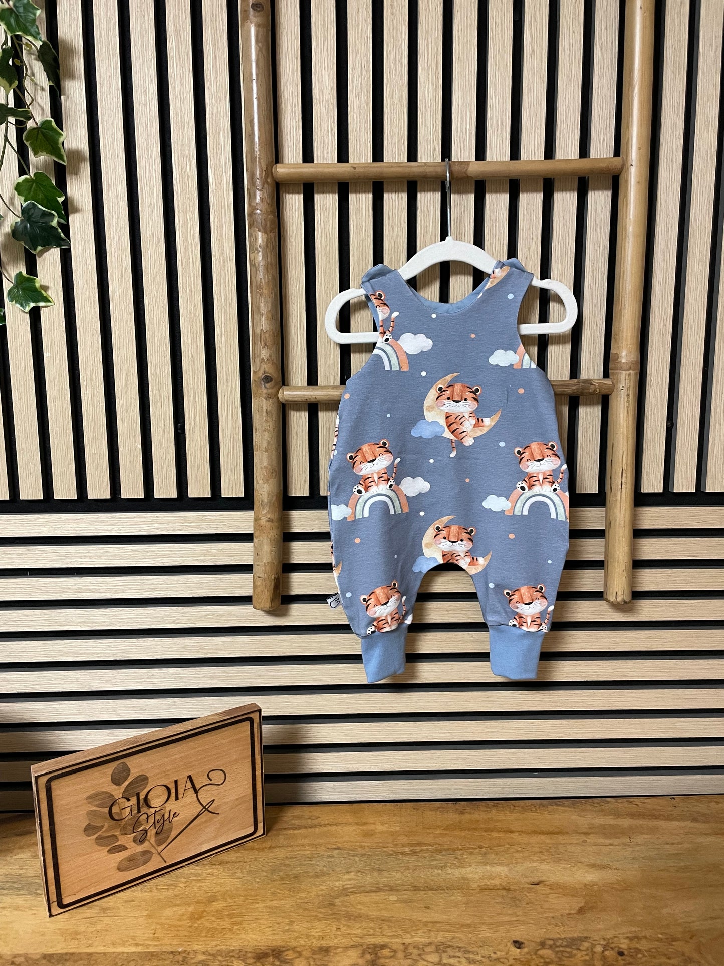 Größe: 50/56 Strampler mit Tiger