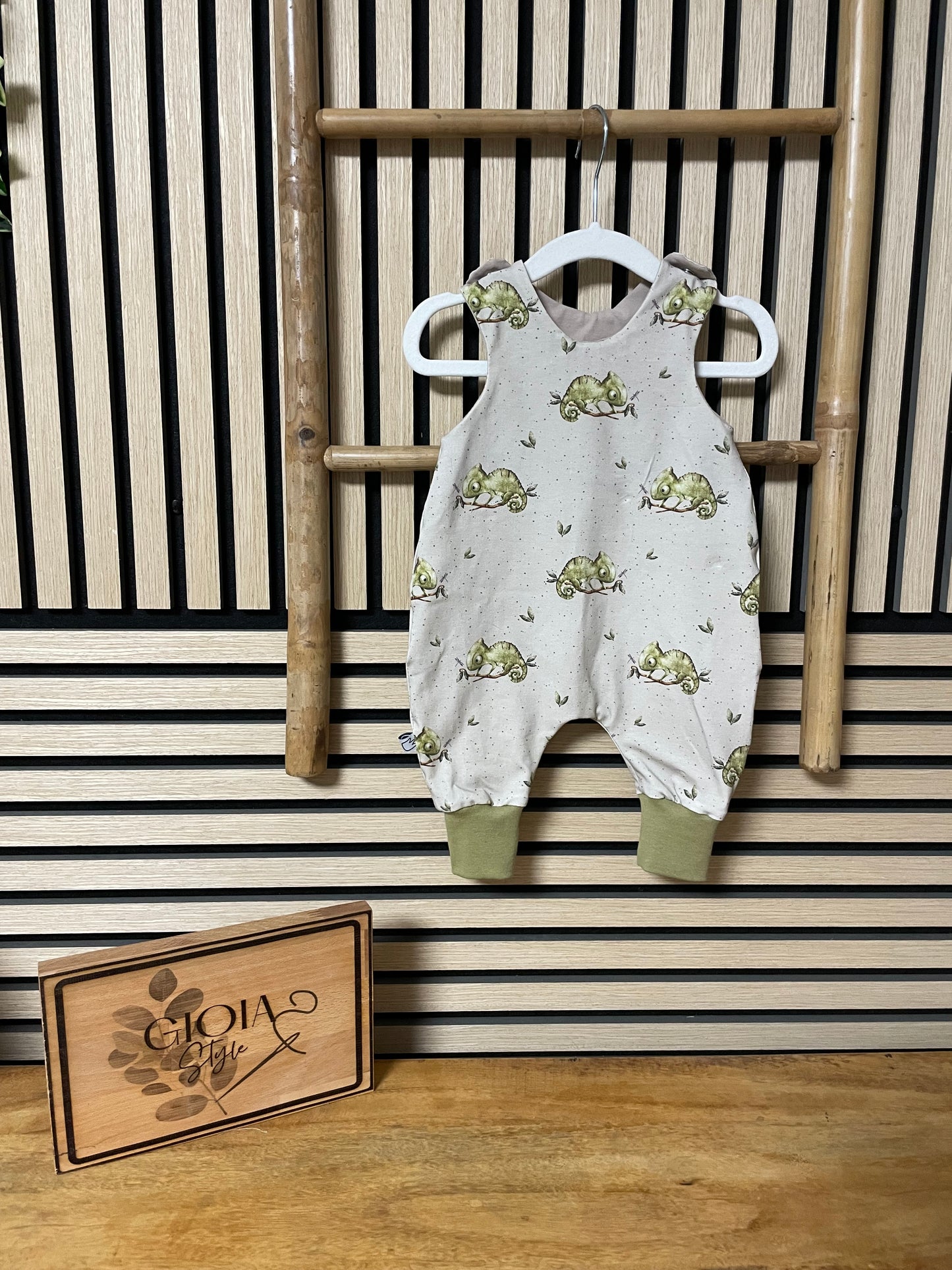 Größe: 50/56 Strampler Chamäleons