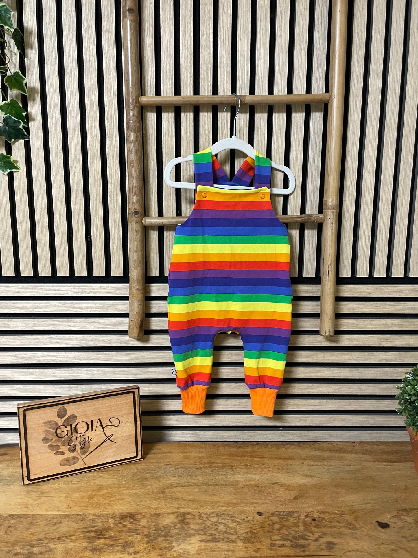 Größe: 68/74 Latzhose "Rainbow"