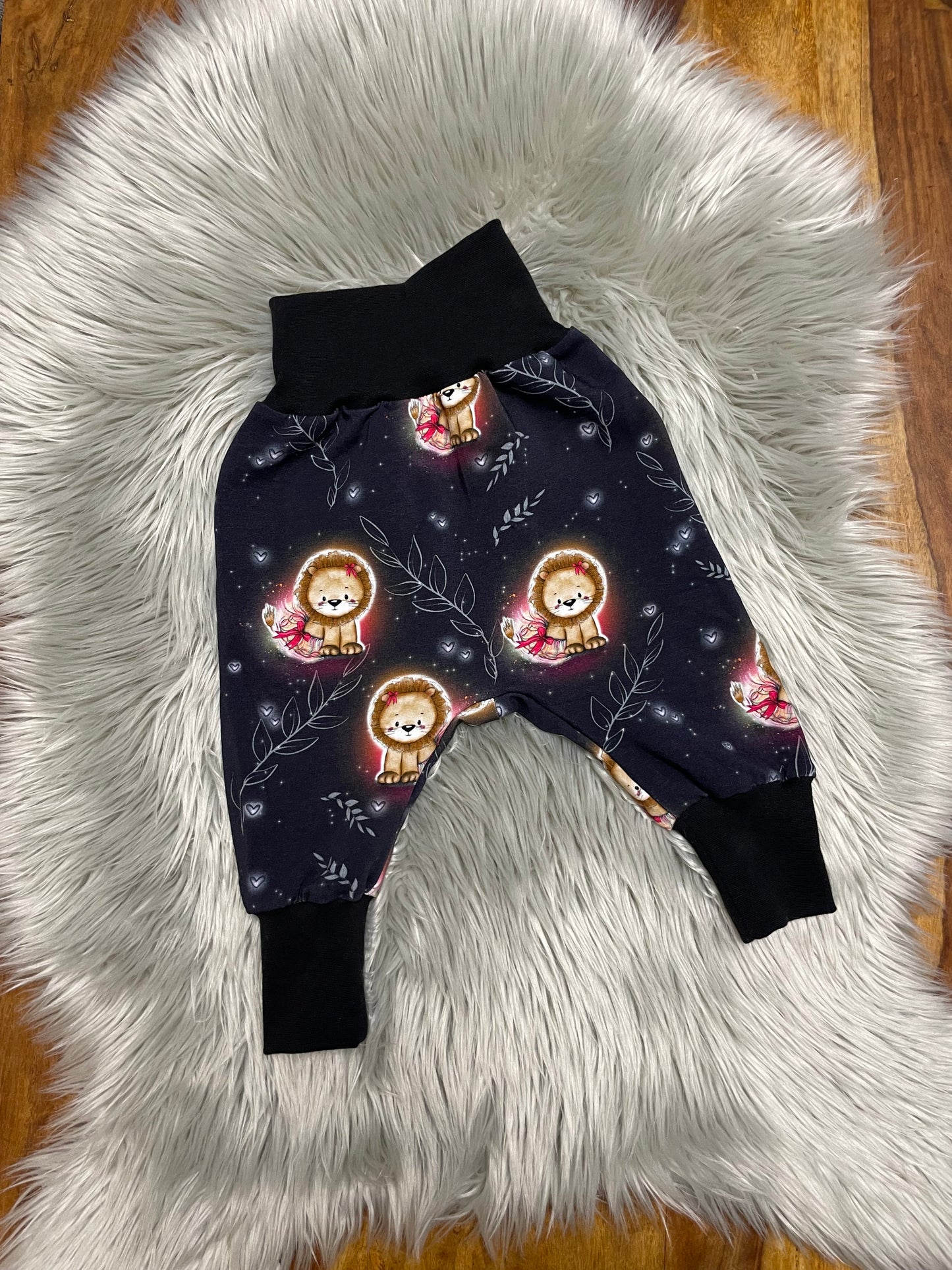 Größe: 74/80 Pumphose Löwe