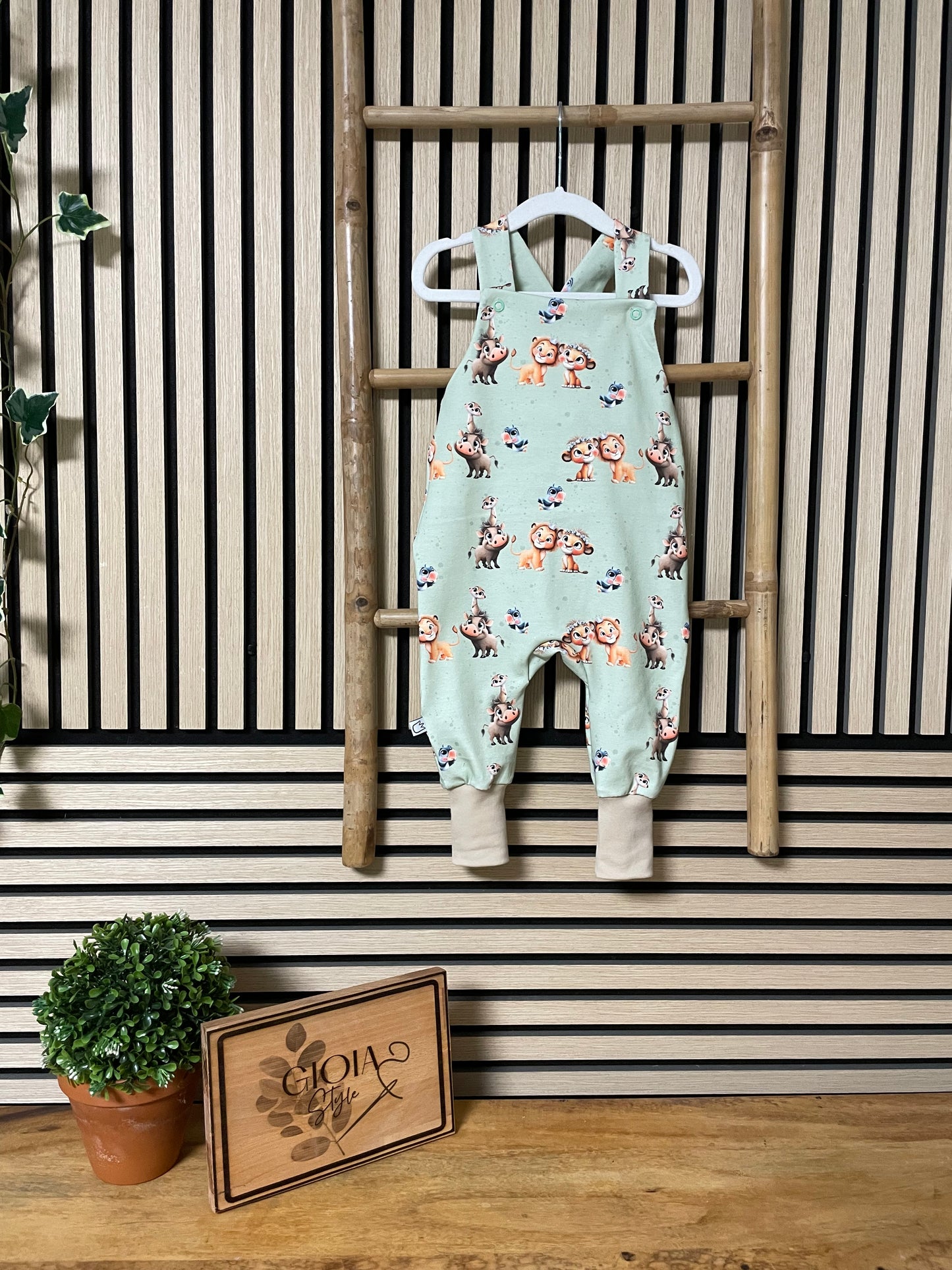 Größe: 80/86 Latzhose Löwen