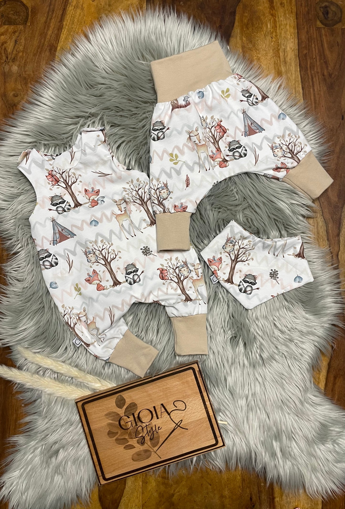 Größe: 56/62 Set aus Strampler, Pumphose und Dreieckstuch Waldtiere