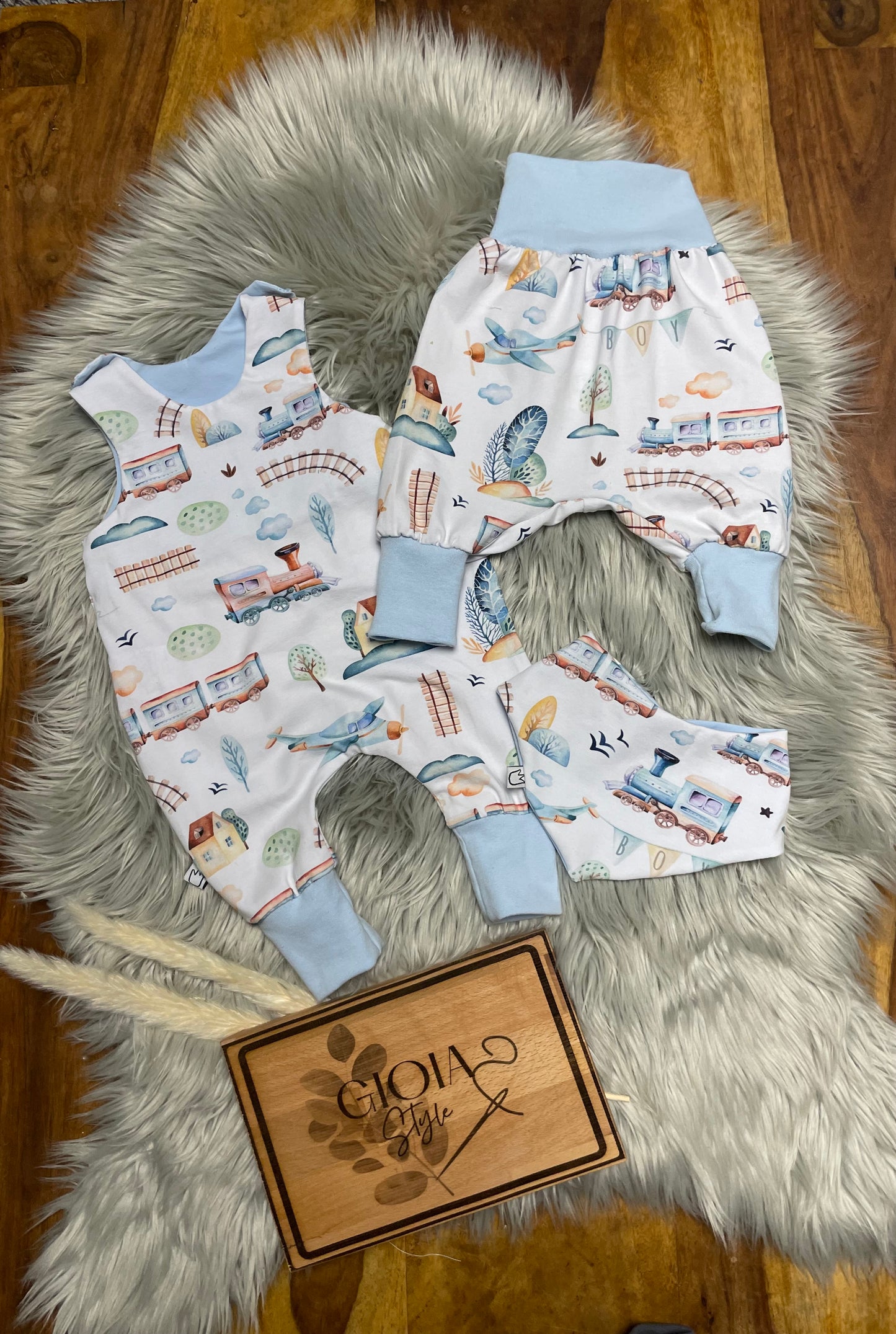 Größe: 50/56 Set aus Strampler, Pumphose und Dreieckstuch Lok