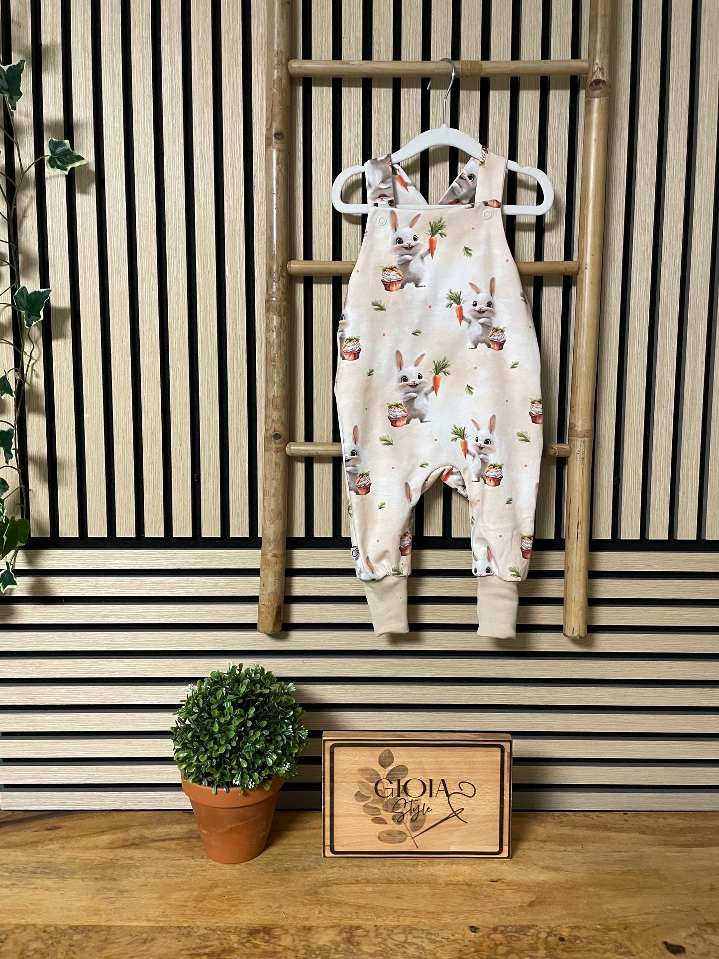 Größe: 80/86 Latzhose "Hase mit Karotte"