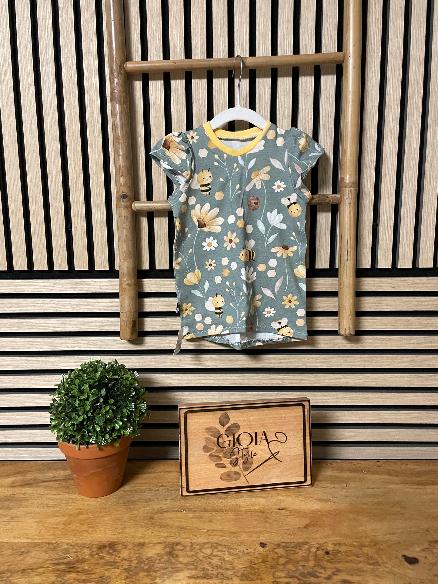 Größe: 98/104 Shirt Blumenwiese