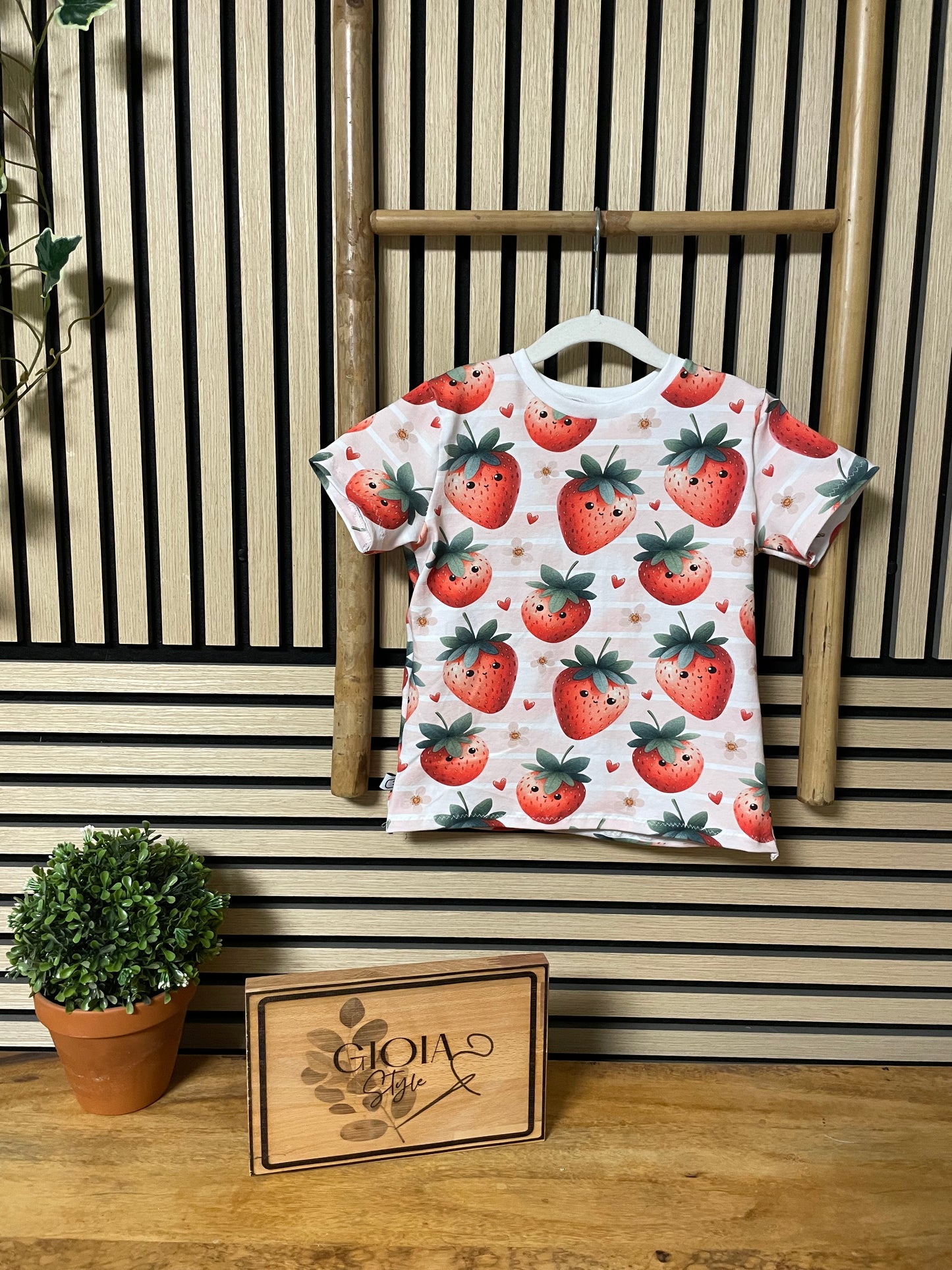 Größe: 98/104 Shirt Erdbeeren