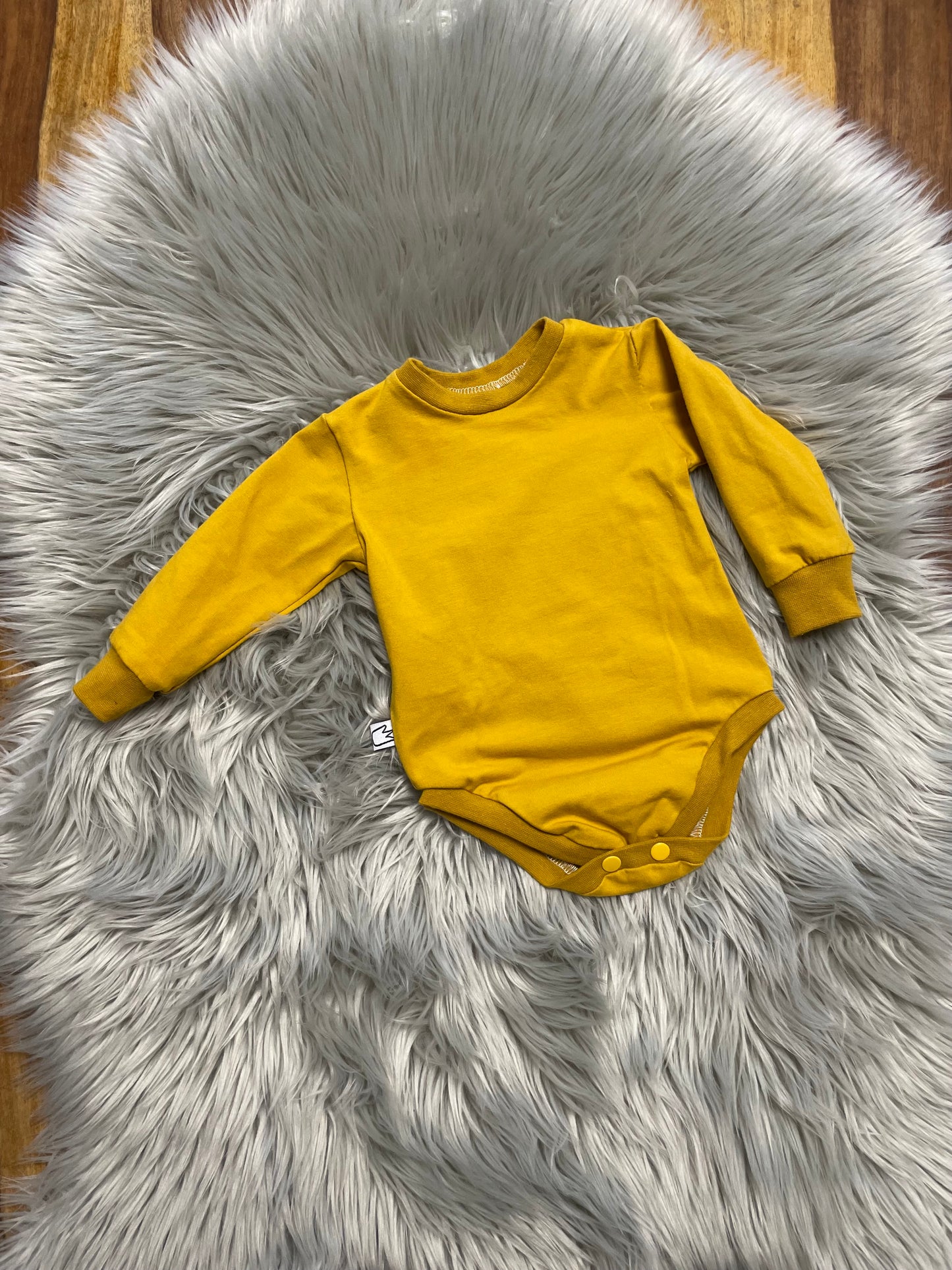 Größe: 50/56 Body Senffarbe "Uni"