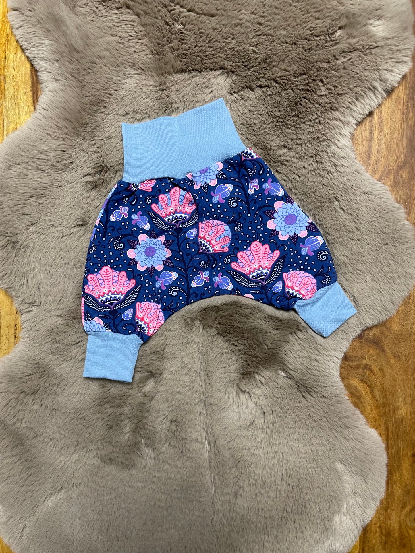 Größe: 56/62 Pumphose "floral"