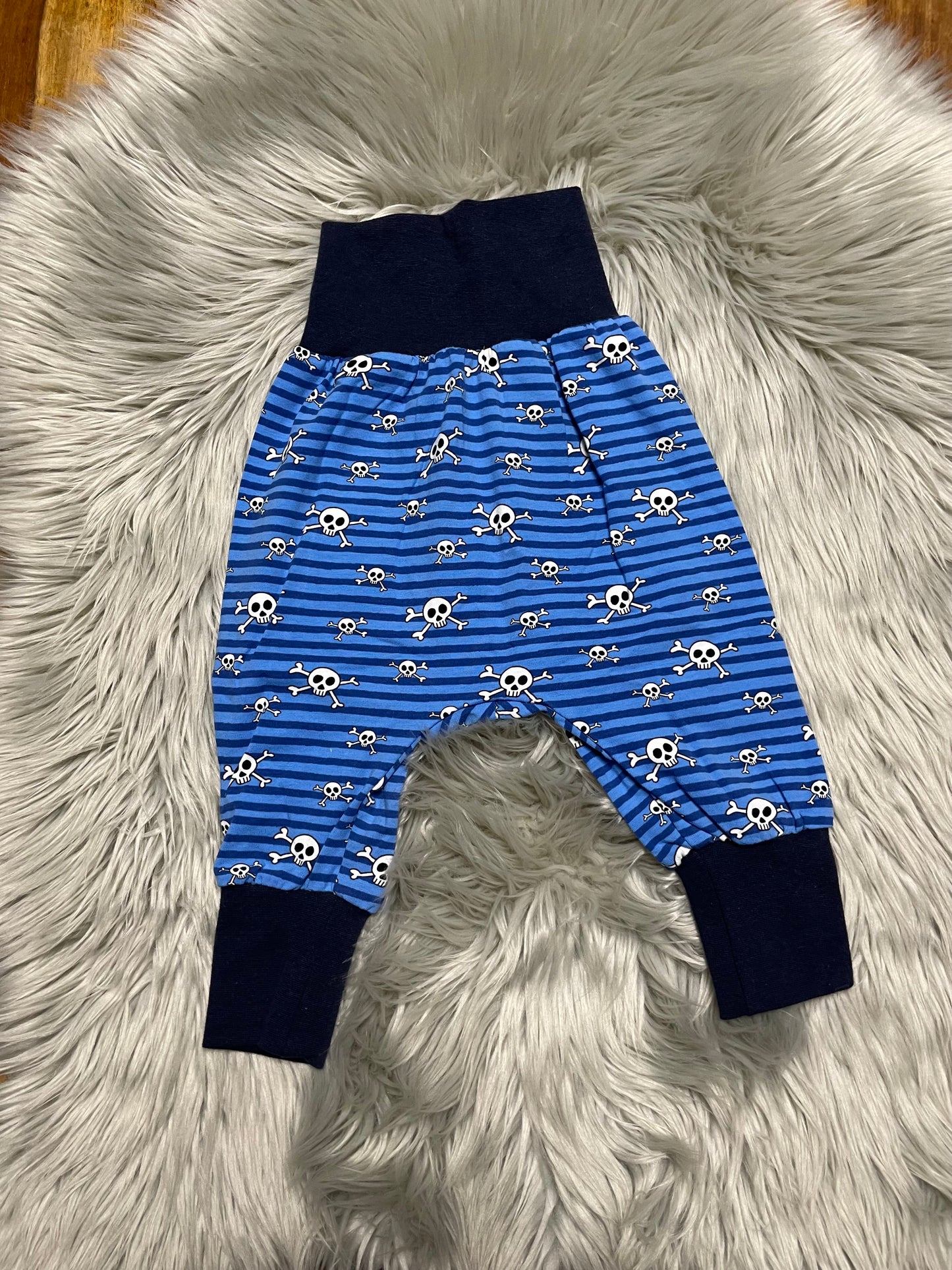 Größe: 74/80 Pumphose "Totenköpfe"