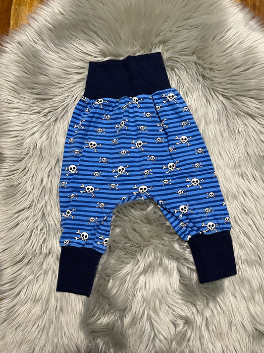 Größe: 74/80 Pumphose "Totenköpfe"