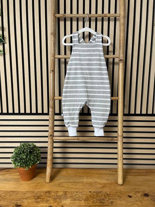 Größe: 86/92 Latzhose Ripp Jersey "Grau/weiß gestreift"