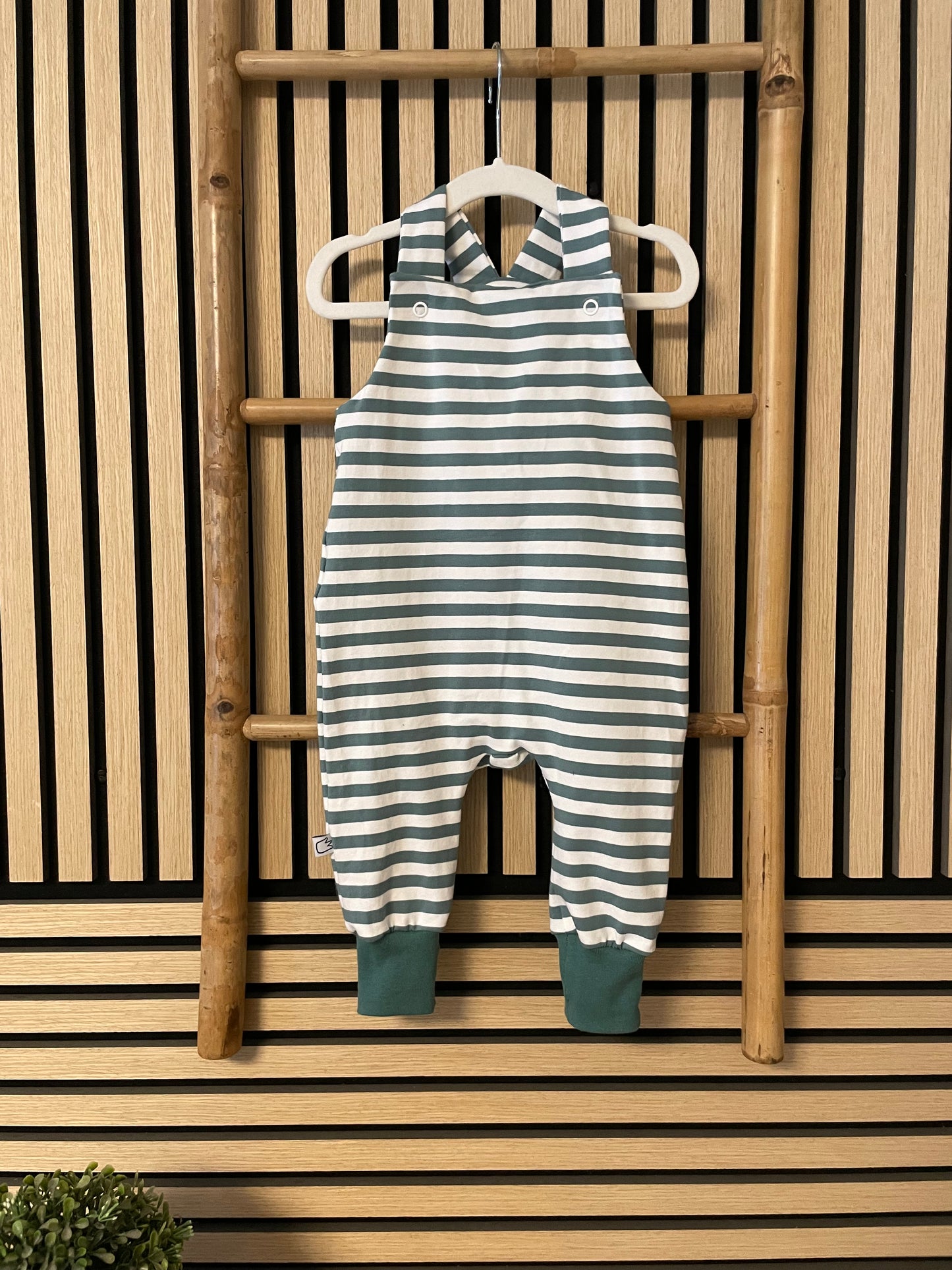 Größe: 86/92 Latzhose " Petrol/weiß gestreift"