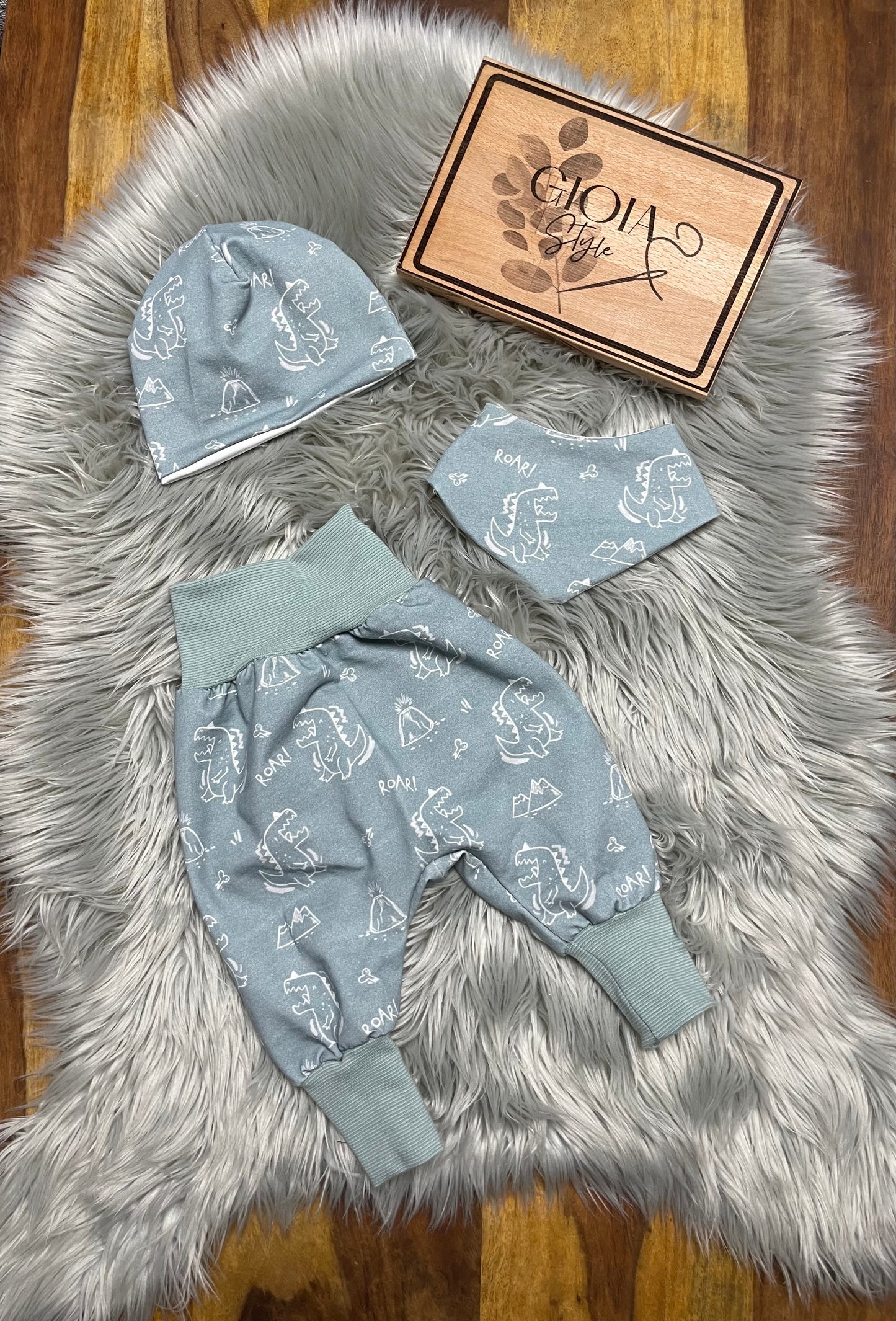 Größe: 62/68 Set: Pumphose, Halstuch + Mütze(41/43 "Dinowelt"