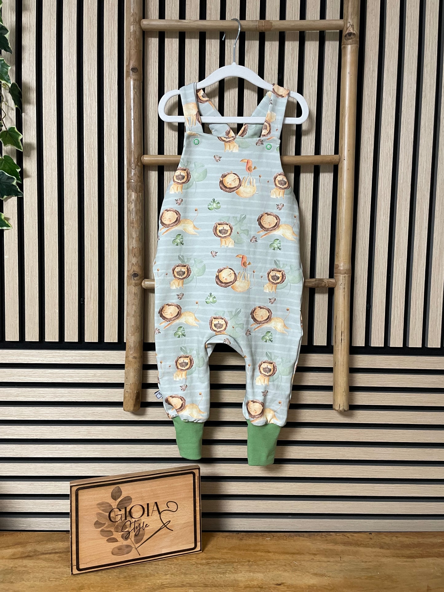 Größe: 92/98 Latzhose "Löwen Spaß"