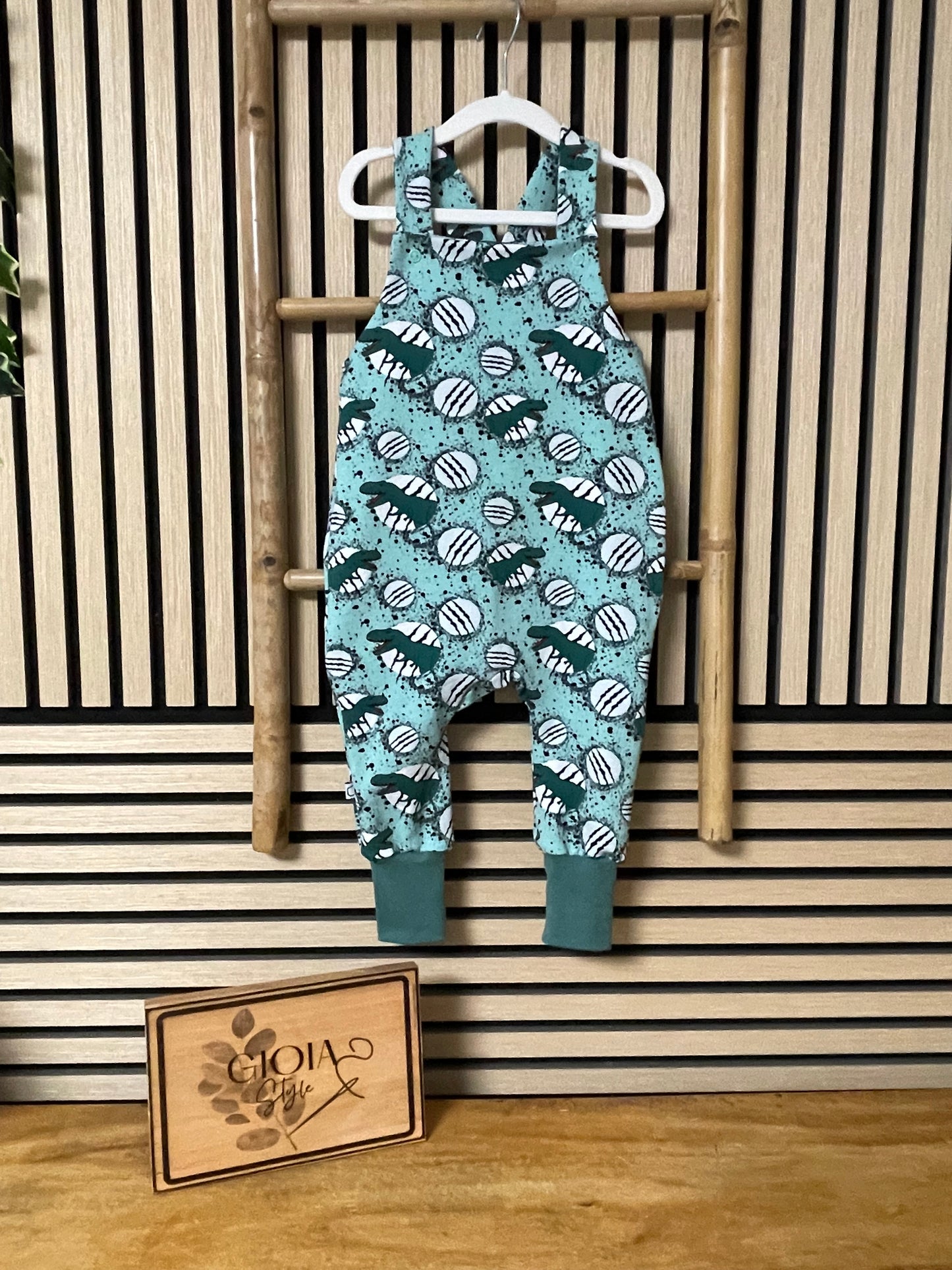 Größe: 92/98 Latzhose "T-Rex"