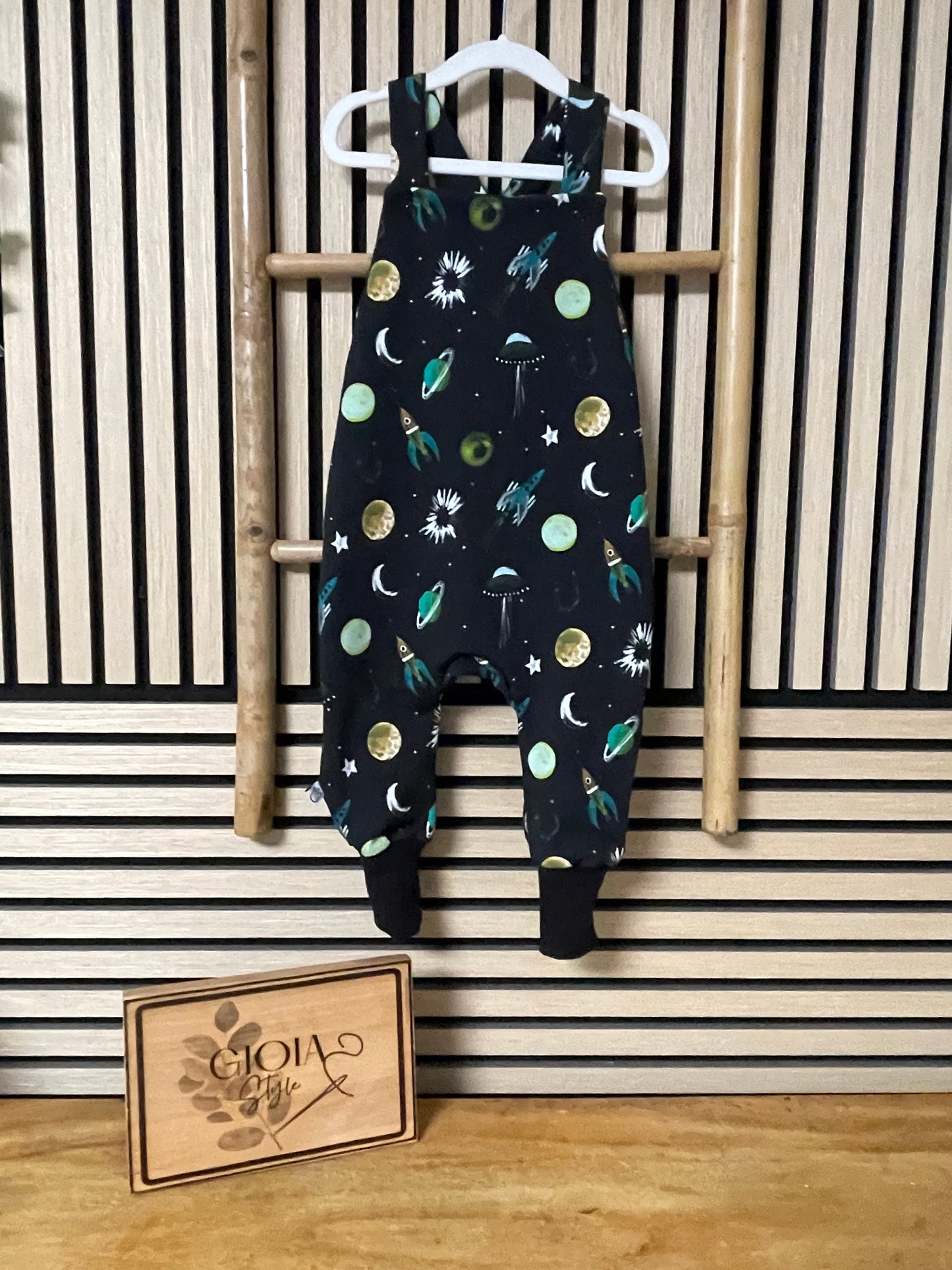 Größe: 92/98 Latzhose "Weltall"