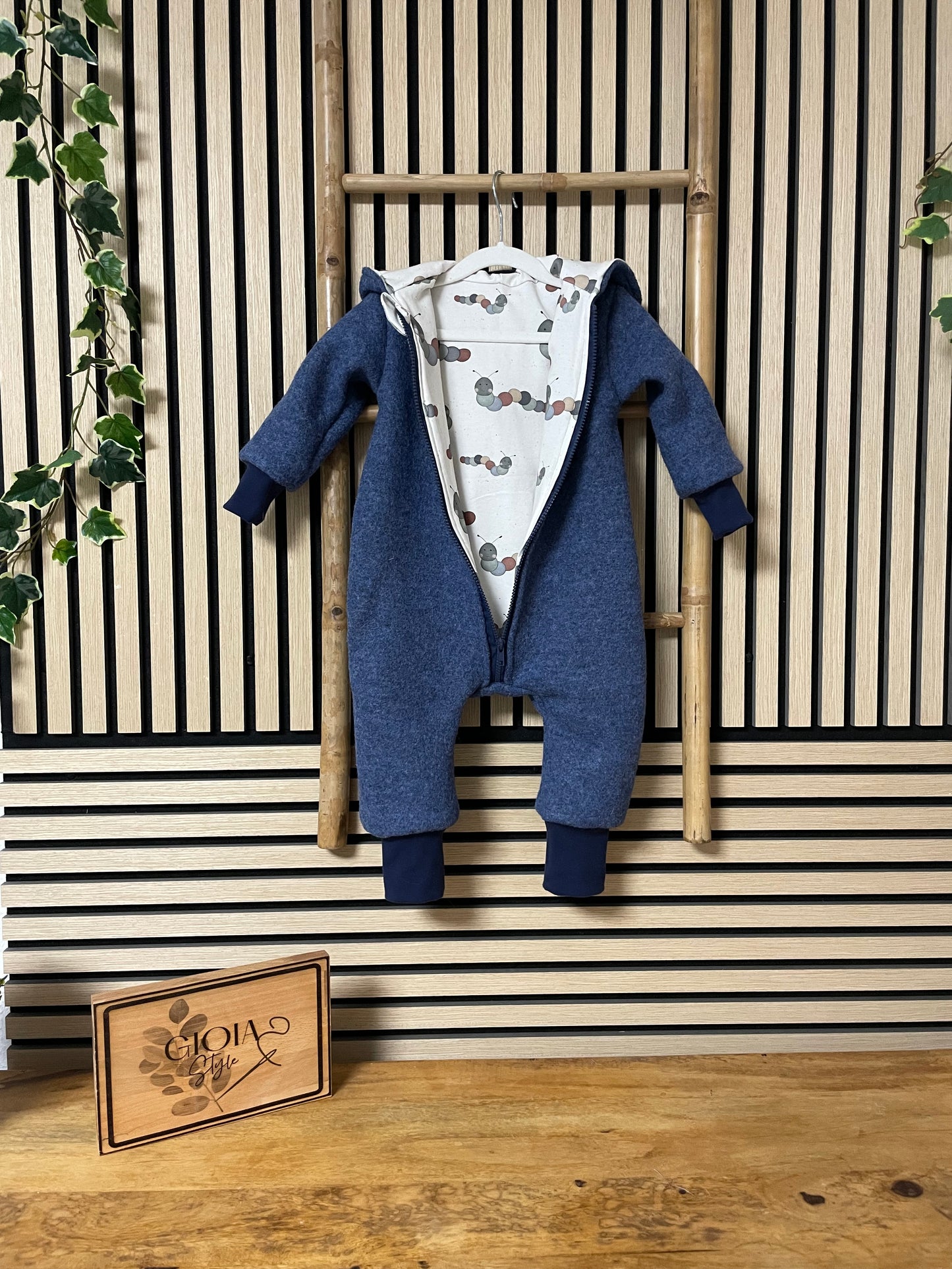 Größe: 74/80 Walkoverall Raupe