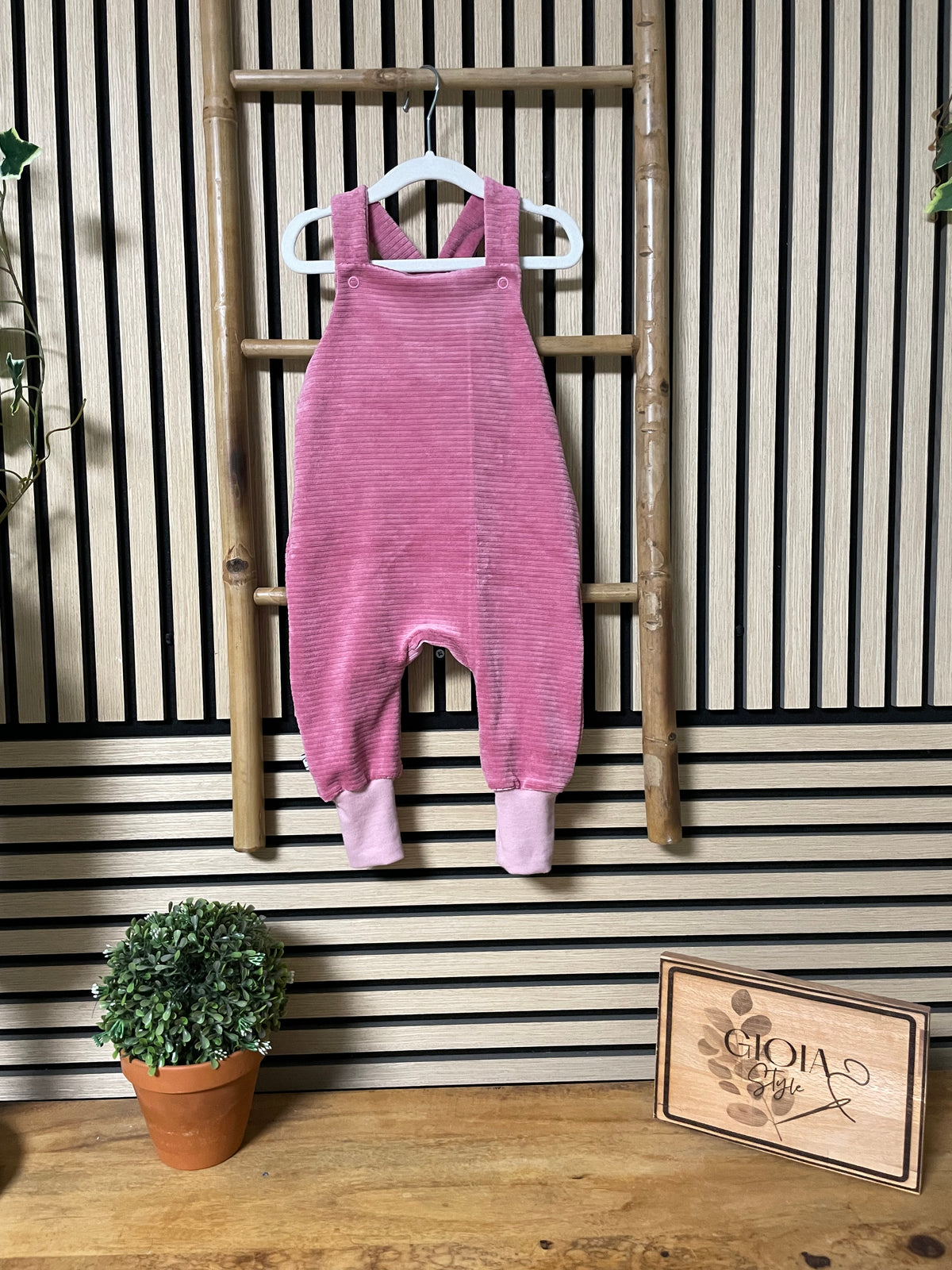 Größe: 80/86 Latzhose pink