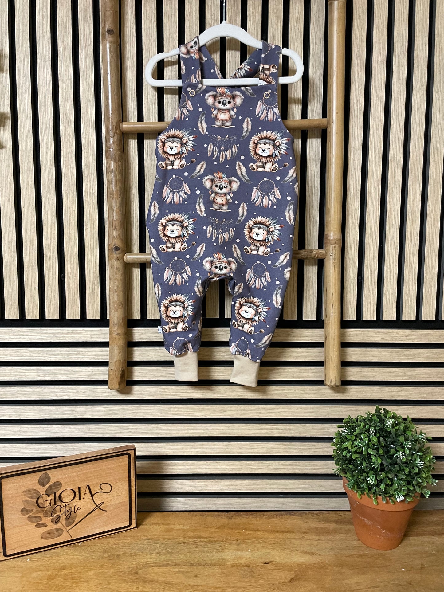 Größe: 80/86 Latzhose "Animal Häuptling"