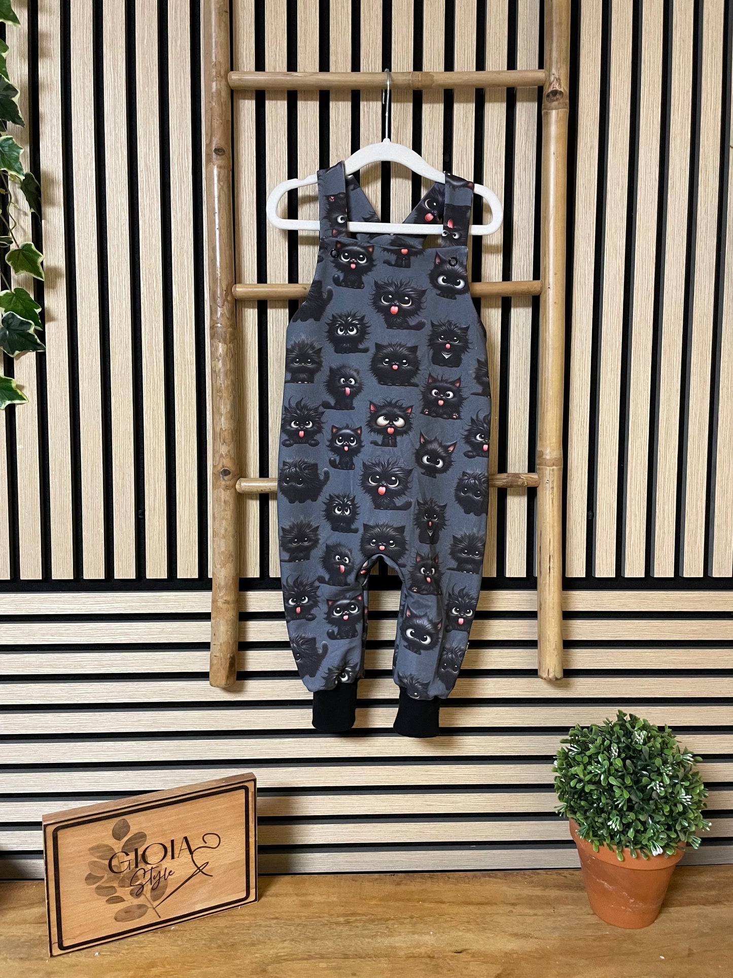 Größe: 92/98 Latzhose "Katze"