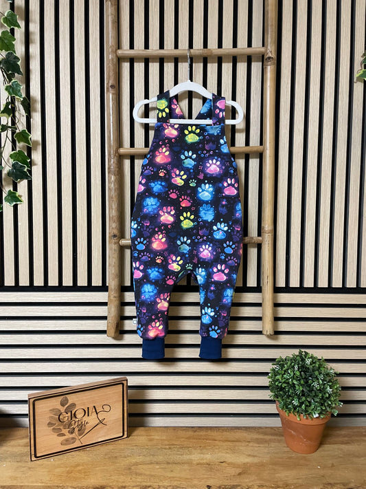 Größe: 92/98 Latzhose "Pfoten Bunt"