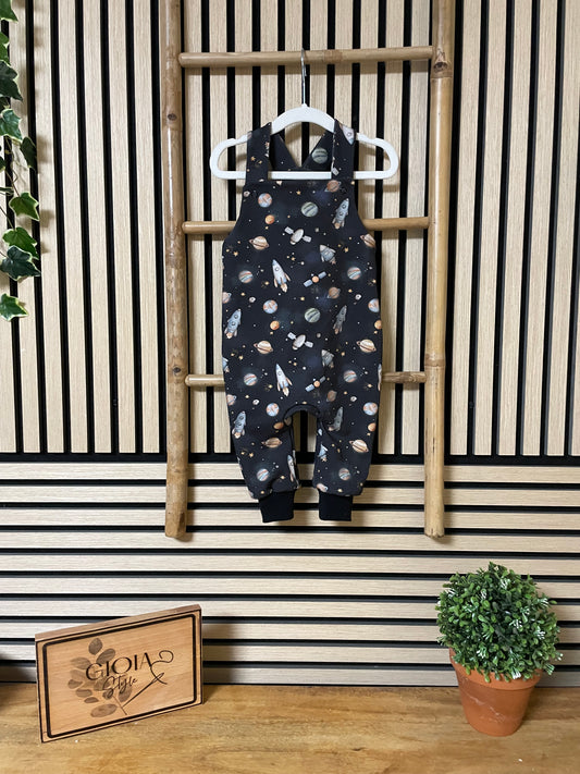 Größe: 80/86 Latzhose "Universum"