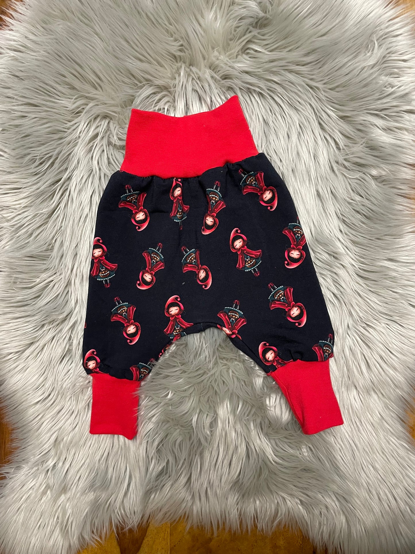 Größe: 62/68 Pumphose Mädchen mit Roten Umhang