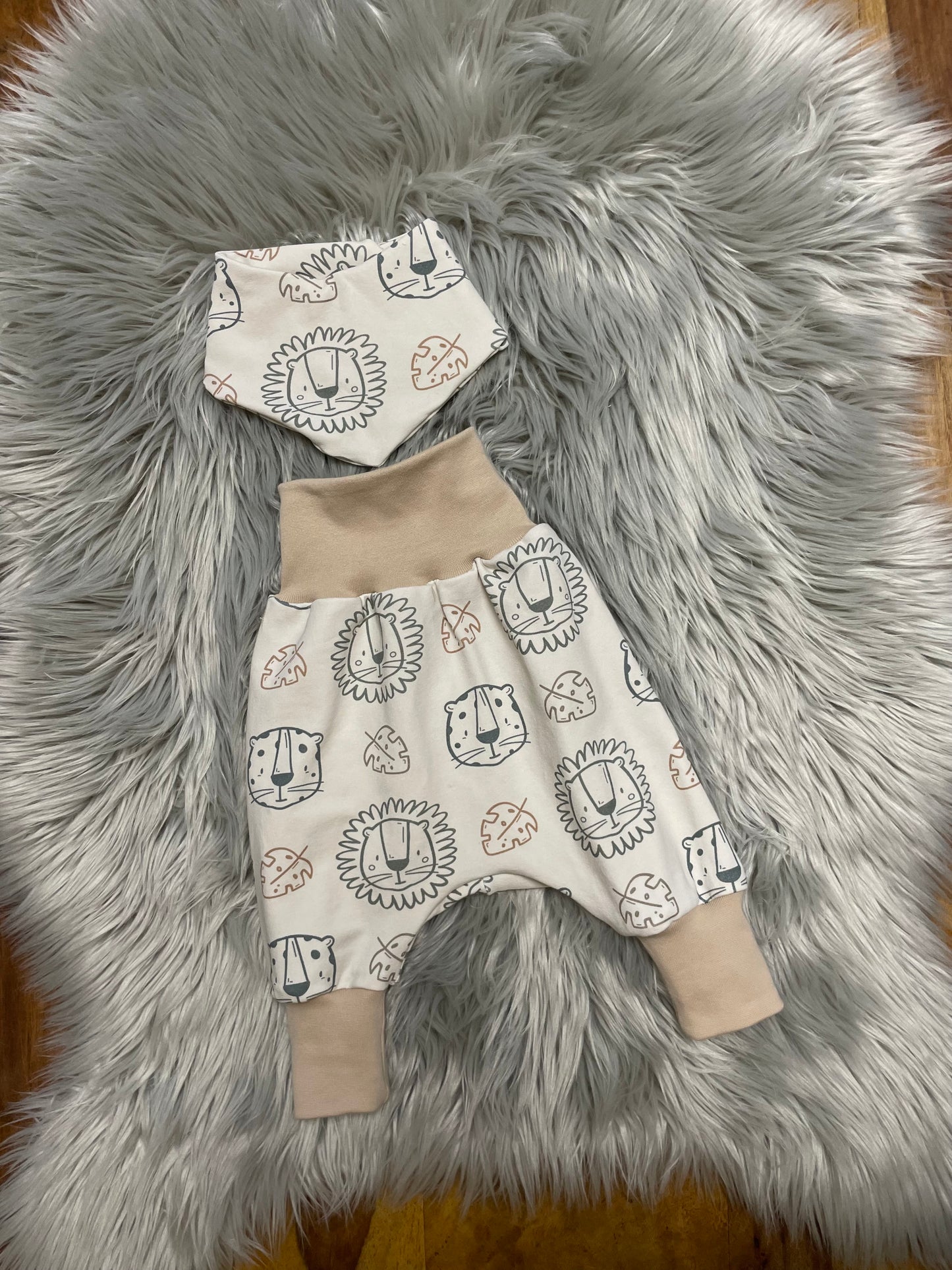 Größe: 50/56 Pumphose + Halstuch Löwe und Tiger