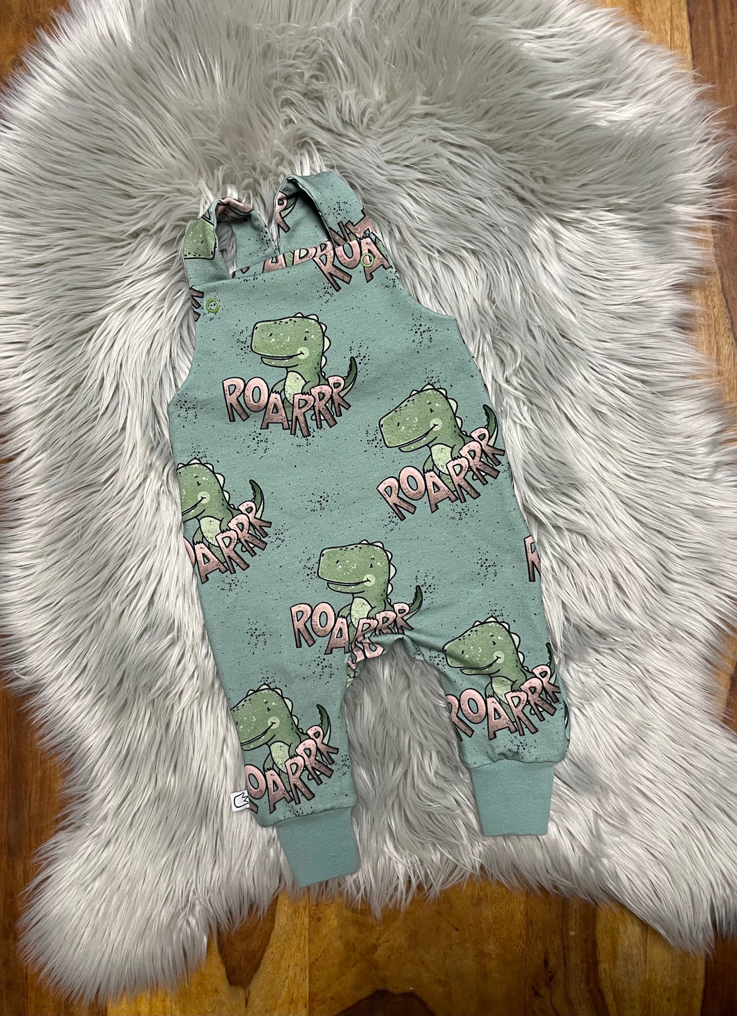 Größe: 68/74 Latzhose "Roarrr"