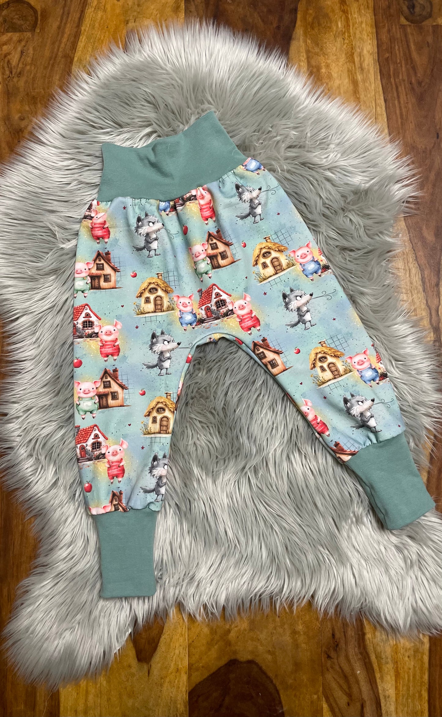 Größe: 98/104 Set aus Pulli und Pumphose Wolf + 3 Schafe