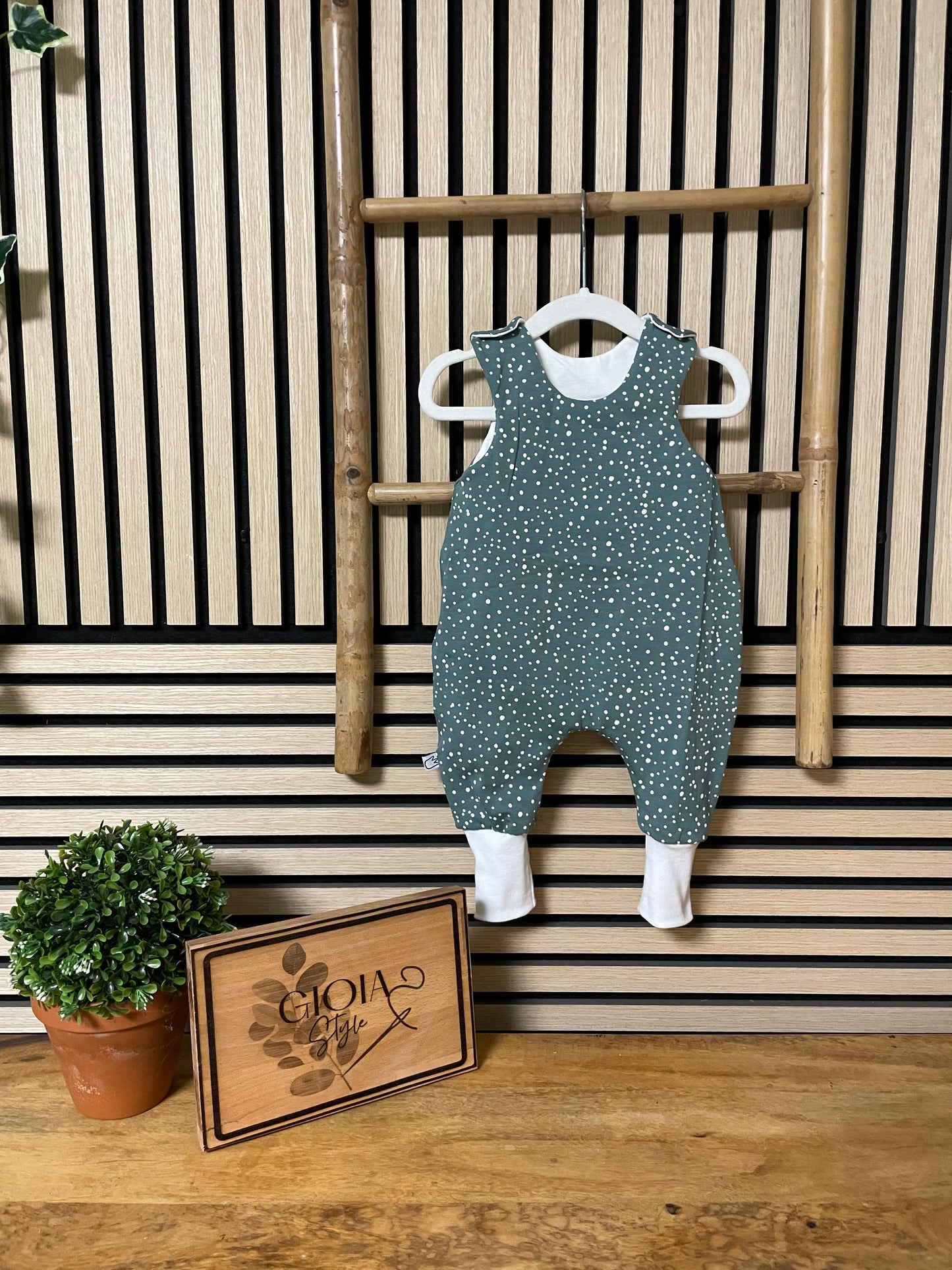 Größe: 62/68 Strampler gepunktet