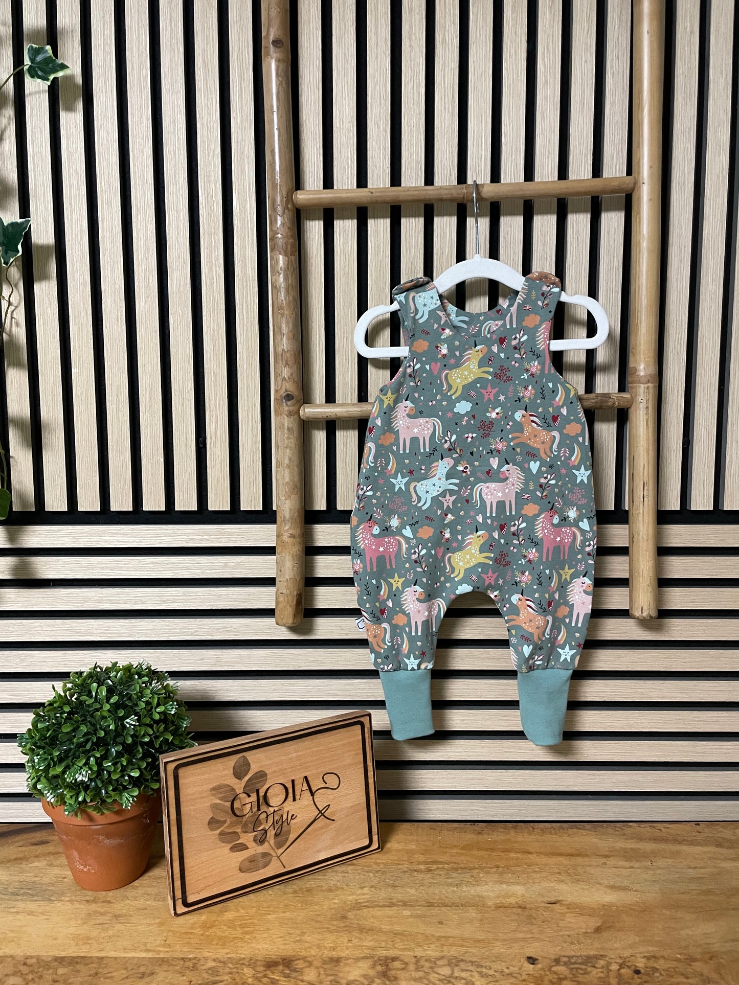 Größe: 62/68 Strampler Einhorn