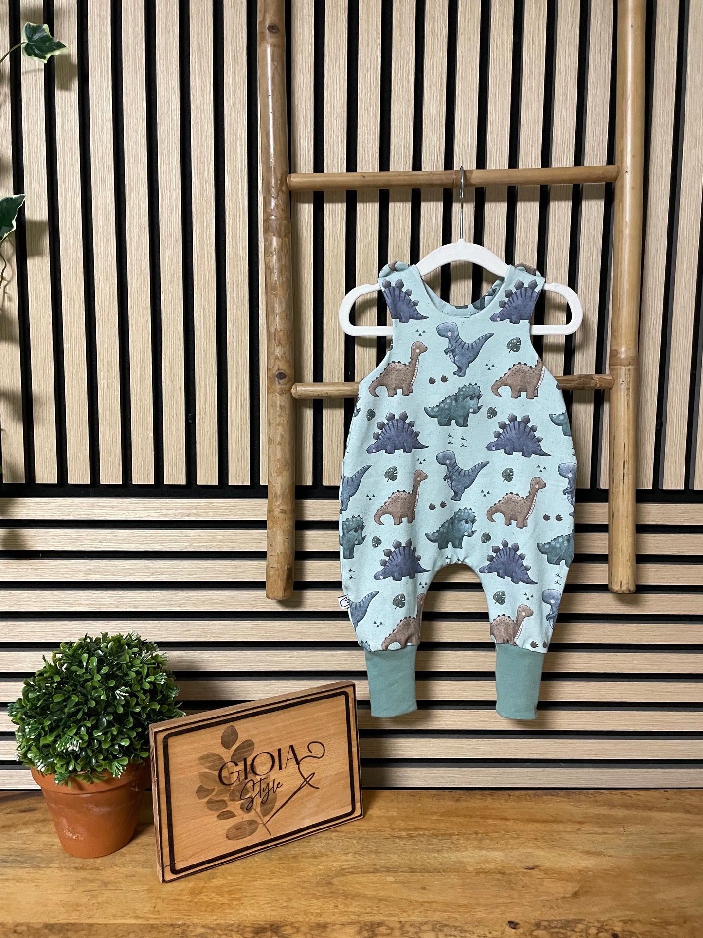 Größe: 62/68 Strampler Dino