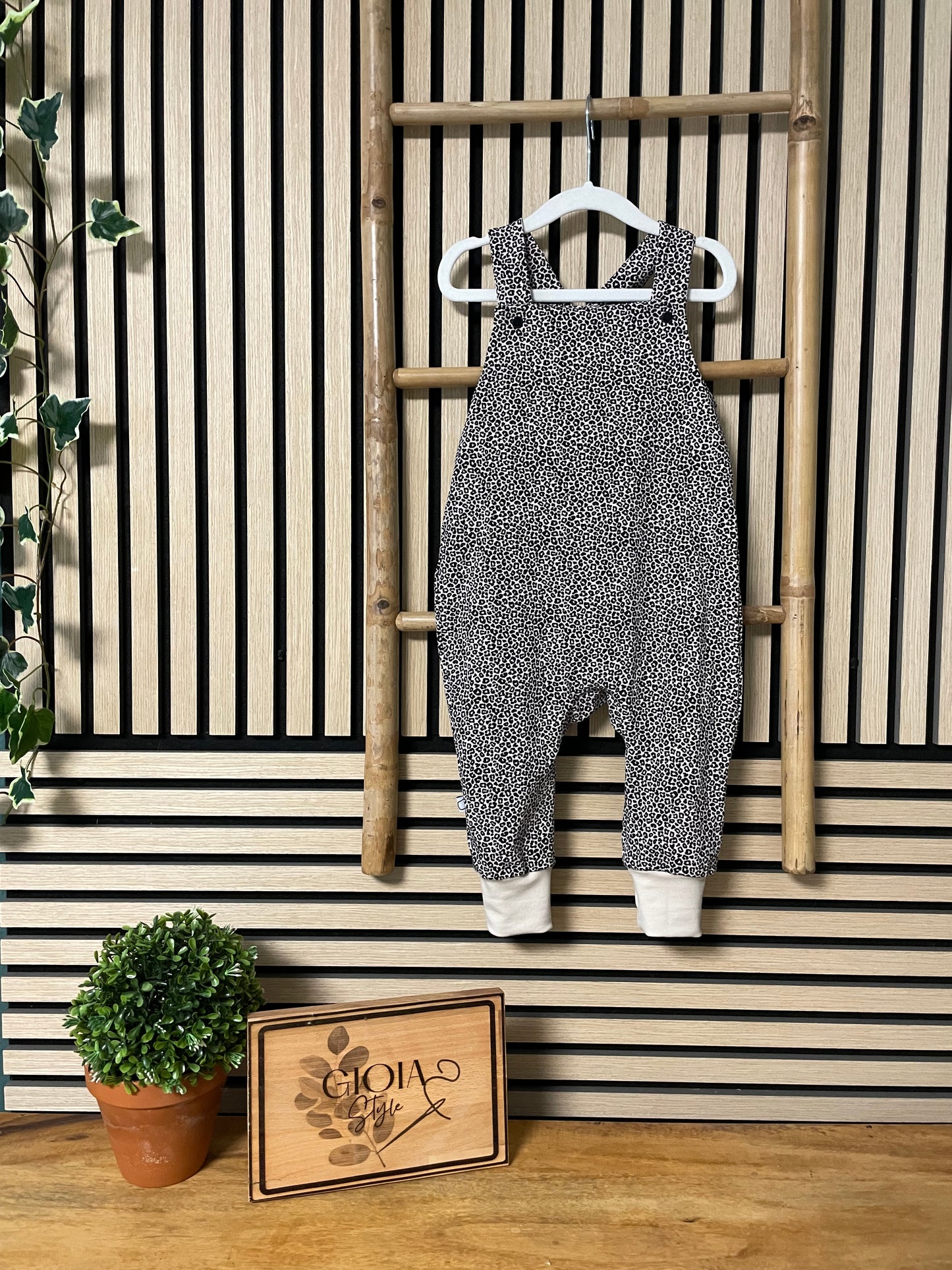 Größe: 92/98 Latzhose "Leopardenmuster"