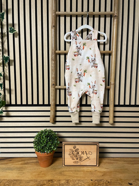 Größe: 80/86 Latzhose "Hase mit Karotte"