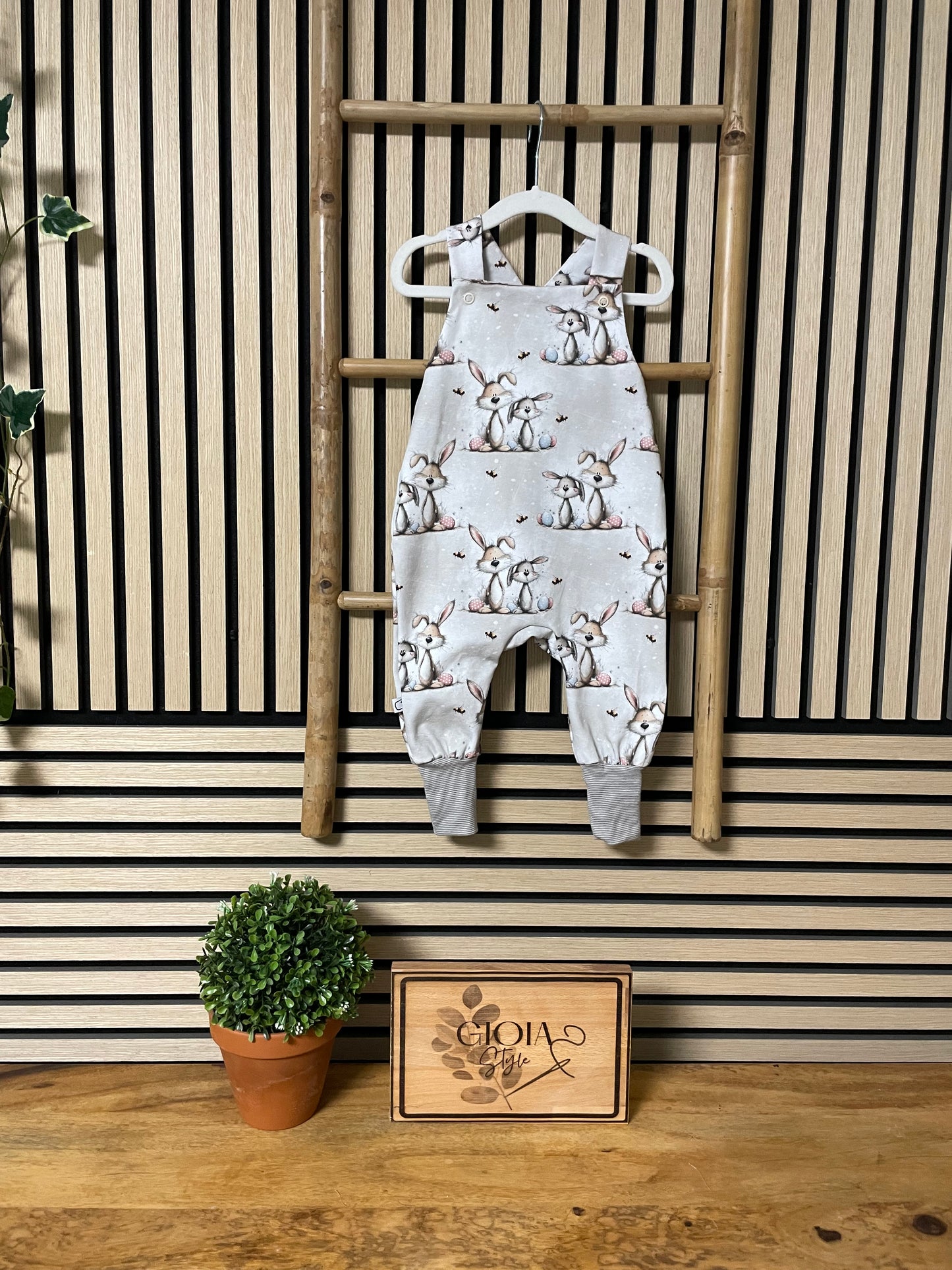 Größe: 80/86 Latzhose "Rocky und Bo"