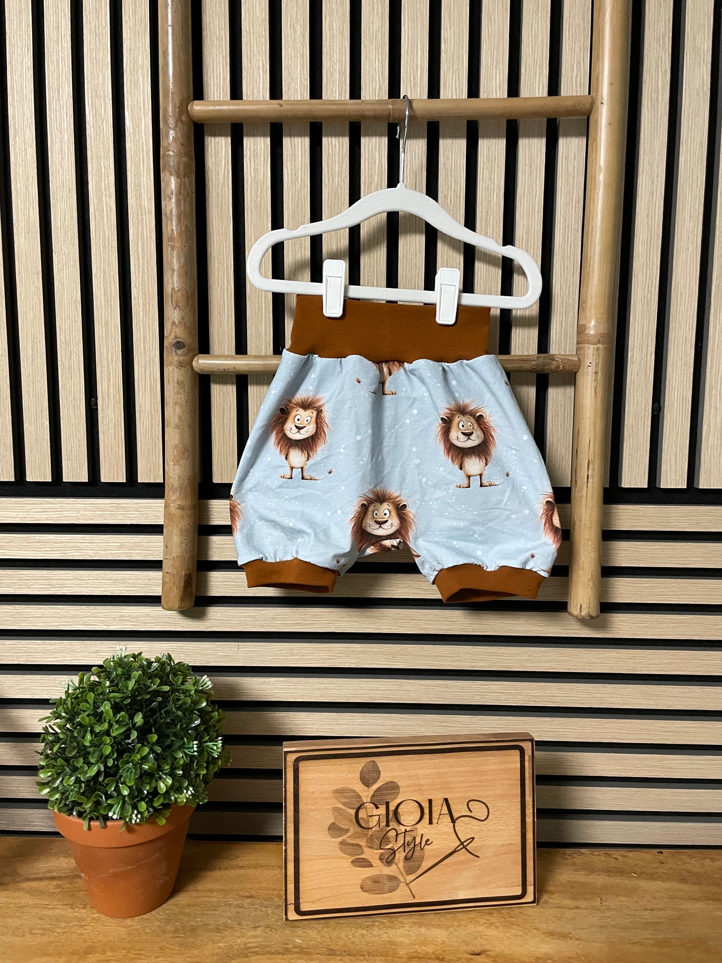 Größe: 98/104 kurze Pumphose Löwe