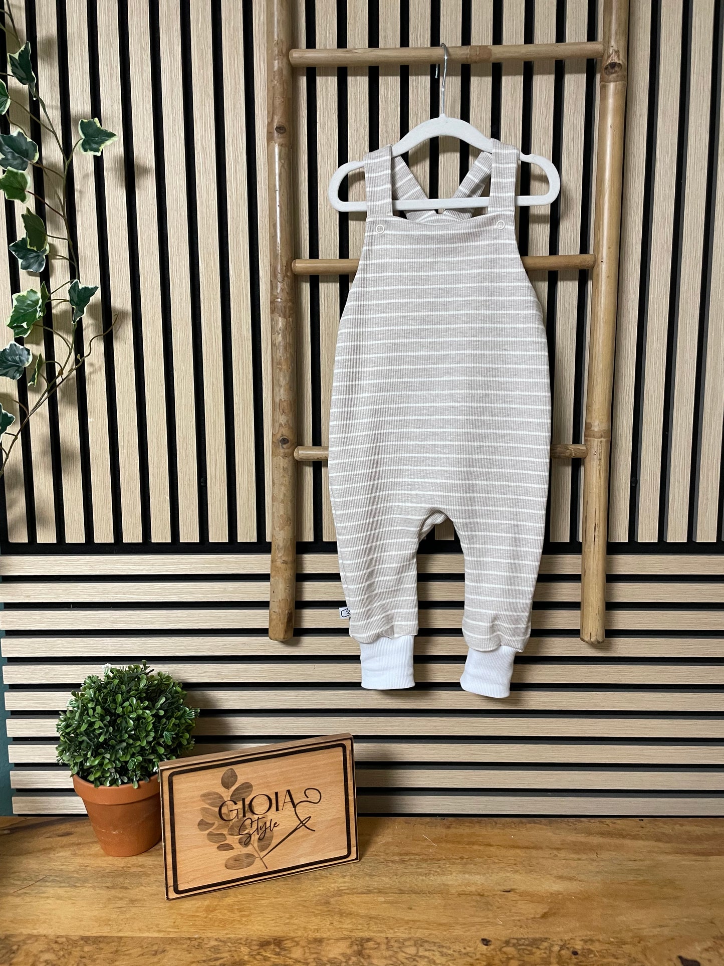 Größe: 92/98 Latzhose Streifen Beige