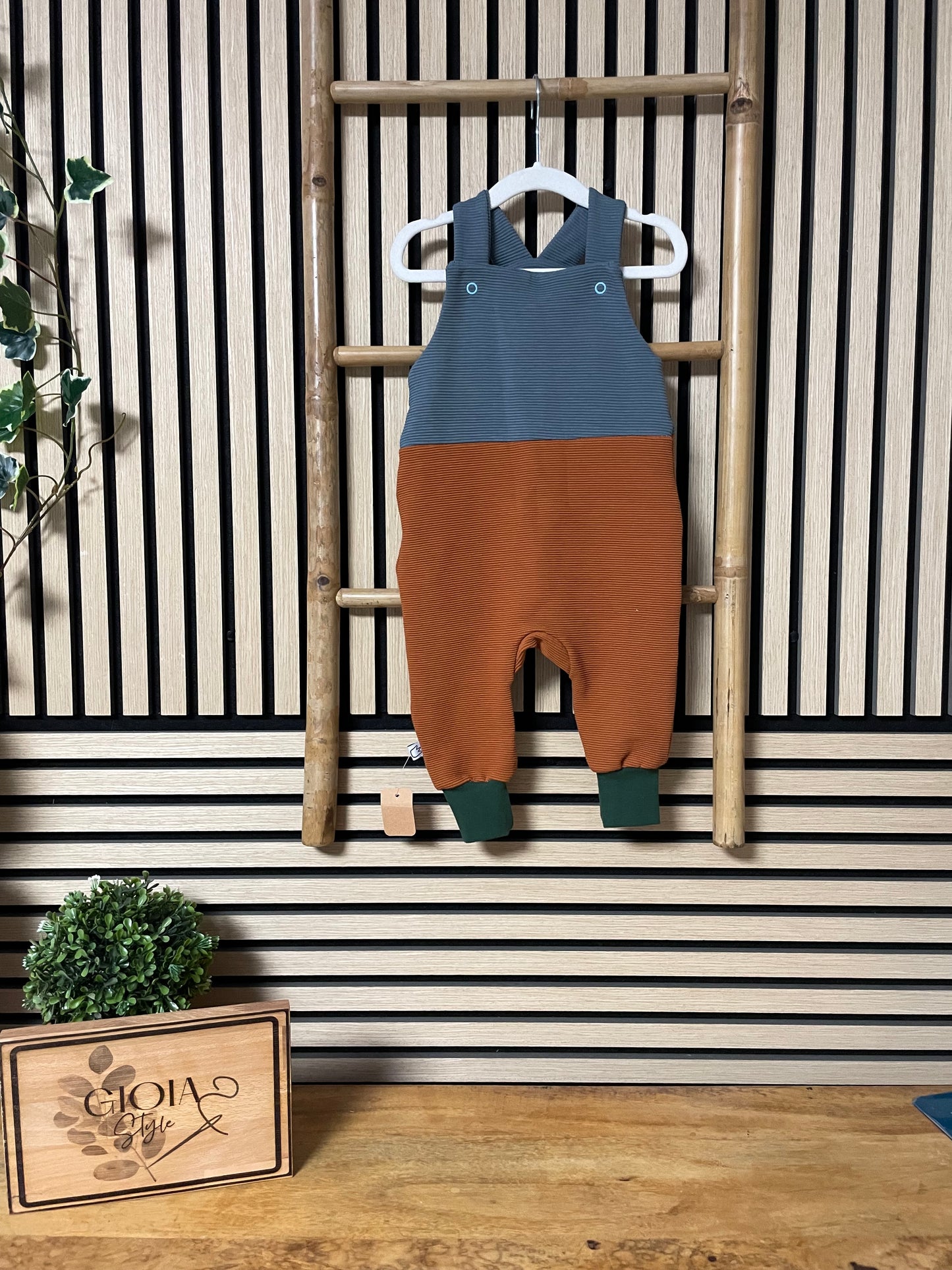 Größe: 86/92 Latzhose 3 Farbig